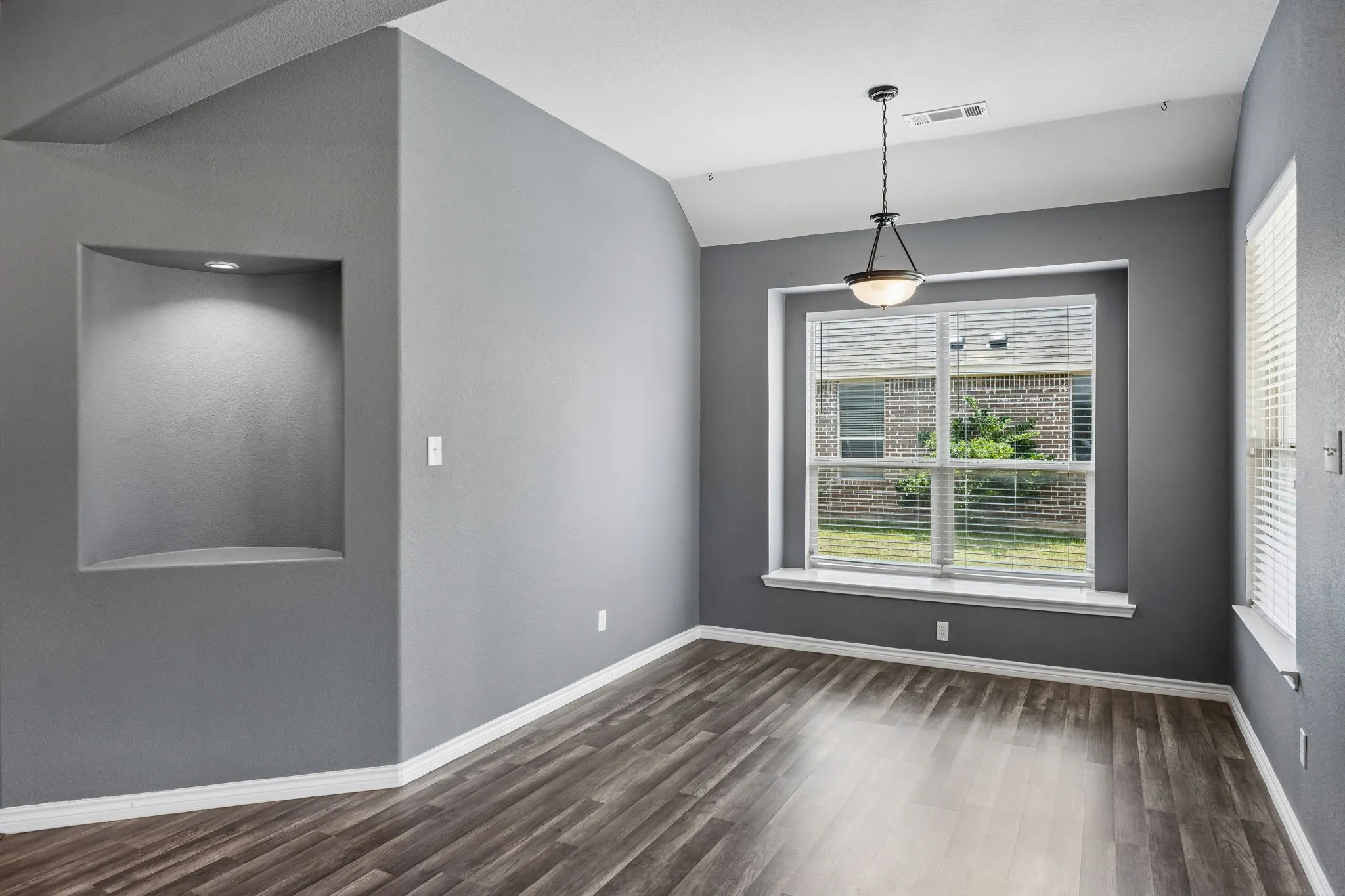 Single Family Residence For Sale in Tarrant County , 425 Corriente Trail, Azle, Texas 76020, 3 Bedroom, 2 Bathroom, 2 Garage spaces, 2,171 Sqft, built in 2010, mls#21295707, Real Estate Agent in Azle, Homes For Sale in Tarrant county, Homes For Sale in Azle, Realtor in Azle Texas, Real Estate Brokerage Independent Realty Texas, Luminita Cordes Realtor