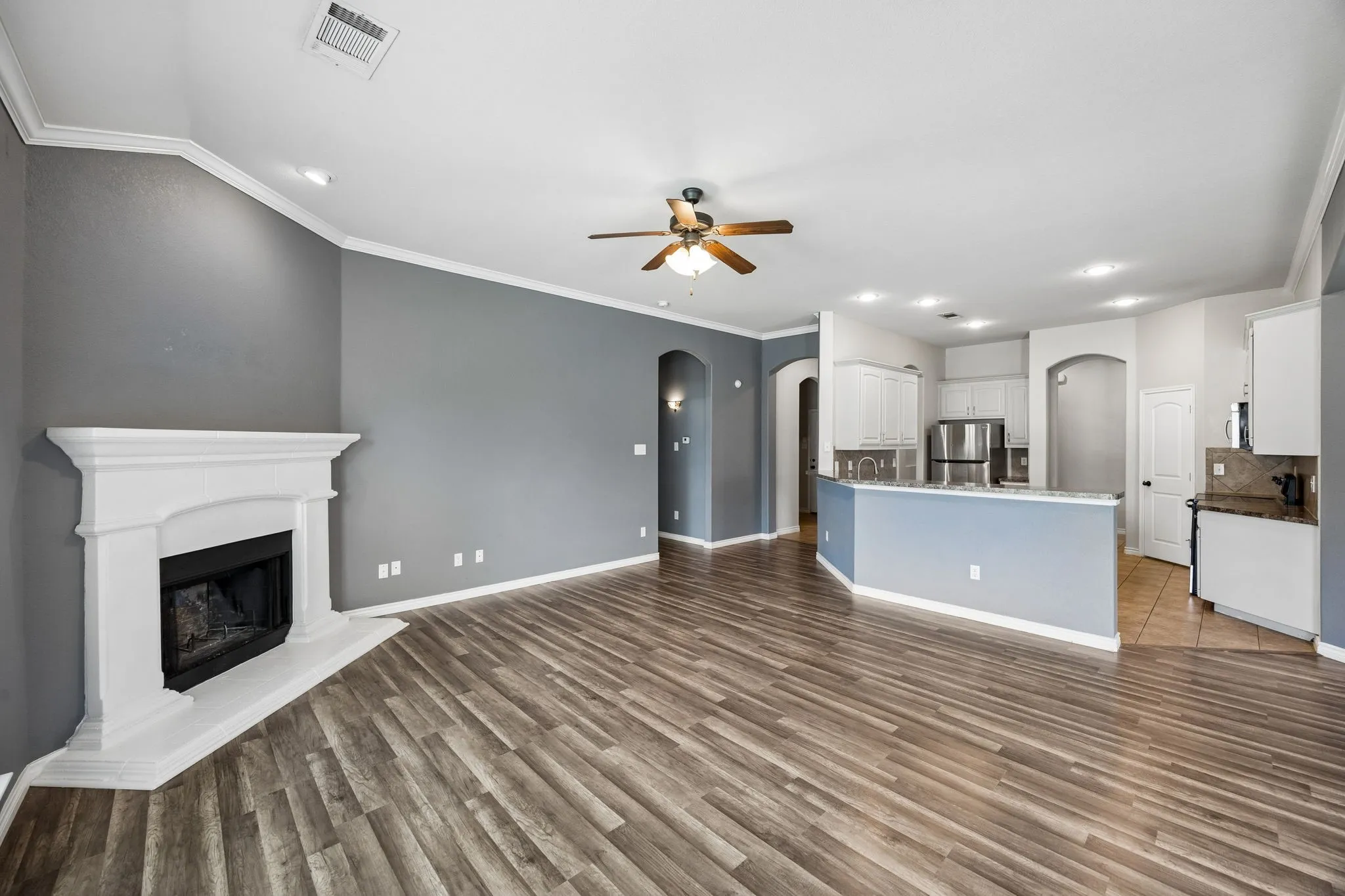 Single Family Residence For Sale in Tarrant County , 425 Corriente Trail, Azle, Texas 76020, 3 Bedroom, 2 Bathroom, 2 Garage spaces, 2,171 Sqft, built in 2010, mls#21295707, Real Estate Agent in Azle, Homes For Sale in Tarrant county, Homes For Sale in Azle, Realtor in Azle Texas, Real Estate Brokerage Independent Realty Texas, Luminita Cordes Realtor