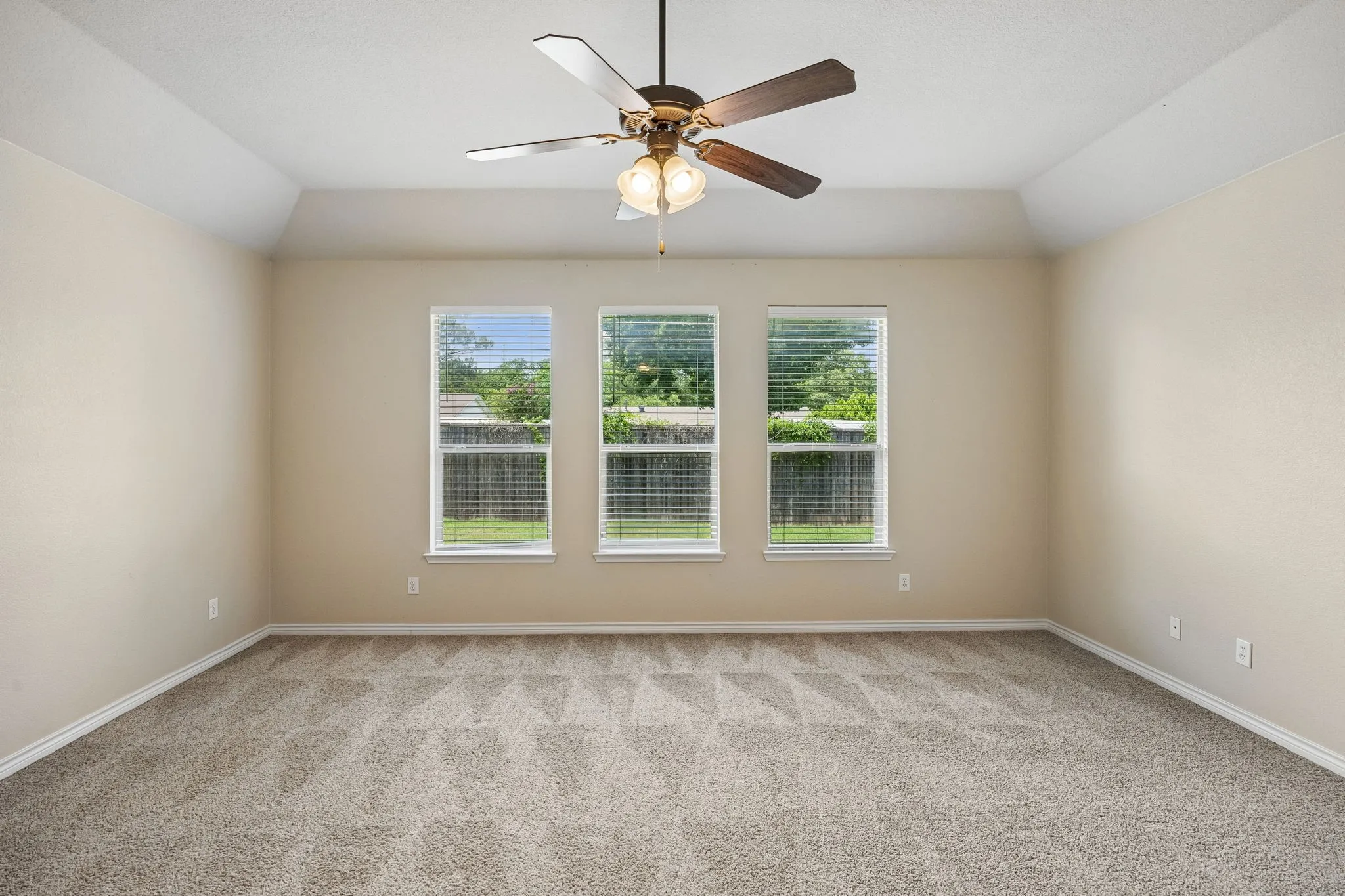 Single Family Residence For Sale in Tarrant County , 425 Corriente Trail, Azle, Texas 76020, 3 Bedroom, 2 Bathroom, 2 Garage spaces, 2,171 Sqft, built in 2010, mls#21295707, Real Estate Agent in Azle, Homes For Sale in Tarrant county, Homes For Sale in Azle, Realtor in Azle Texas, Real Estate Brokerage Independent Realty Texas, Luminita Cordes Realtor