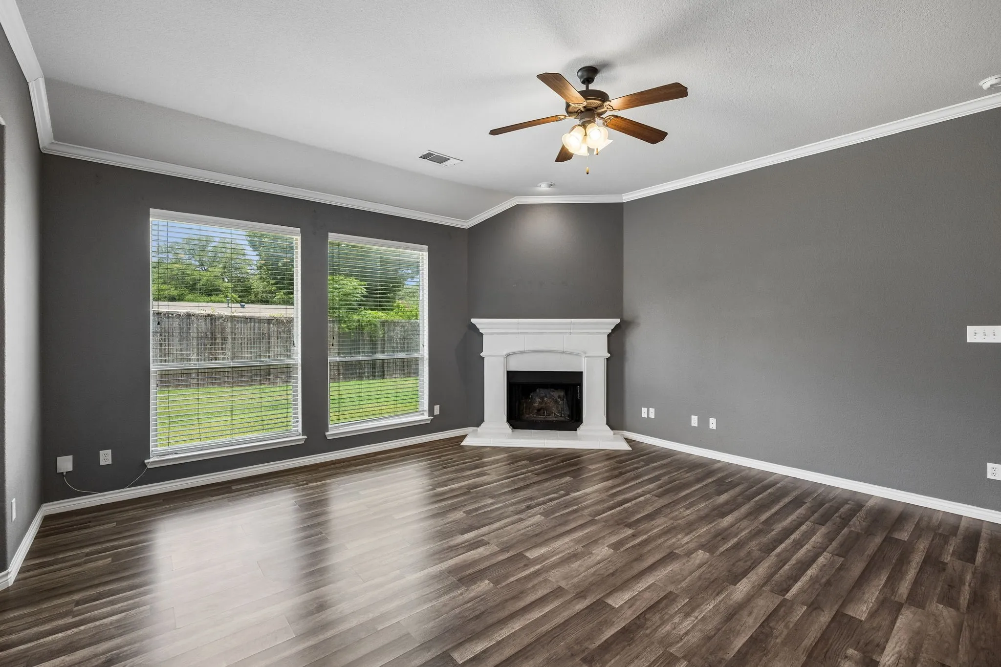 Single Family Residence For Sale in Tarrant County , 425 Corriente Trail, Azle, Texas 76020, 3 Bedroom, 2 Bathroom, 2 Garage spaces, 2,171 Sqft, built in 2010, mls#21295707, Real Estate Agent in Azle, Homes For Sale in Tarrant county, Homes For Sale in Azle, Realtor in Azle Texas, Real Estate Brokerage Independent Realty Texas, Luminita Cordes Realtor