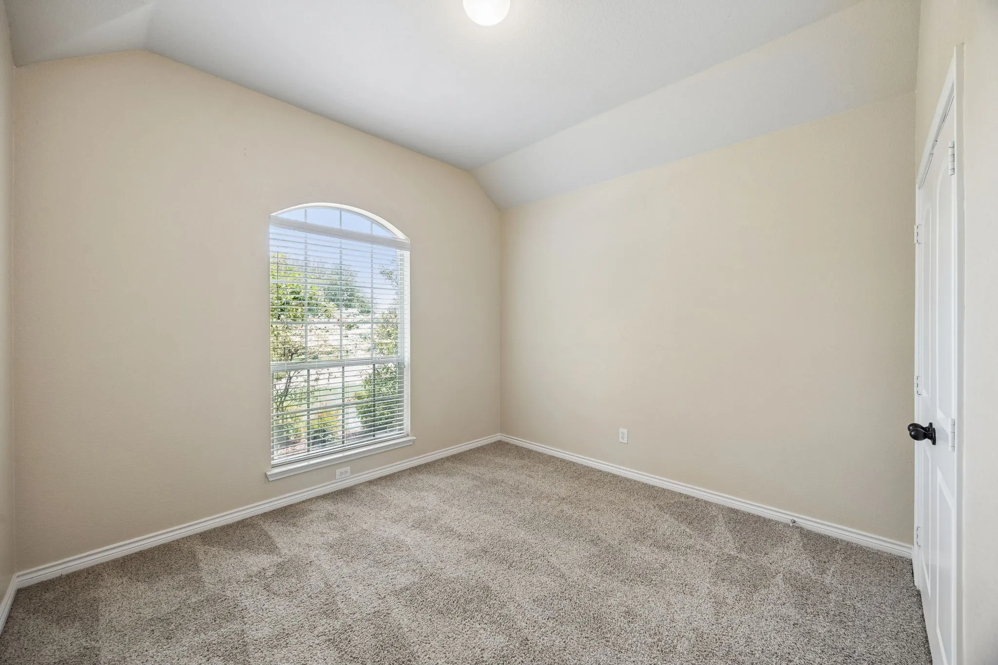 Single Family Residence For Sale in Tarrant County , 425 Corriente Trail, Azle, Texas 76020, 3 Bedroom, 2 Bathroom, 2 Garage spaces, 2,171 Sqft, built in 2010, mls#21295707, Real Estate Agent in Azle, Homes For Sale in Tarrant county, Homes For Sale in Azle, Realtor in Azle Texas, Real Estate Brokerage Independent Realty Texas, Luminita Cordes Realtor