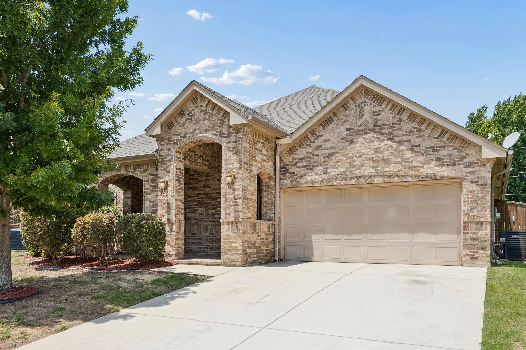 Single Family Residence For Sale in Tarrant County , 425 Corriente Trail, Azle, Texas 76020, 3 Bedroom, 2 Bathroom, 2 Garage spaces, 2,171 Sqft, built in 2010, mls#21295707, Real Estate Agent in Azle, Homes For Sale in Tarrant county, Homes For Sale in Azle, Realtor in Azle Texas, Real Estate Brokerage Independent Realty Texas, Luminita Cordes Realtor