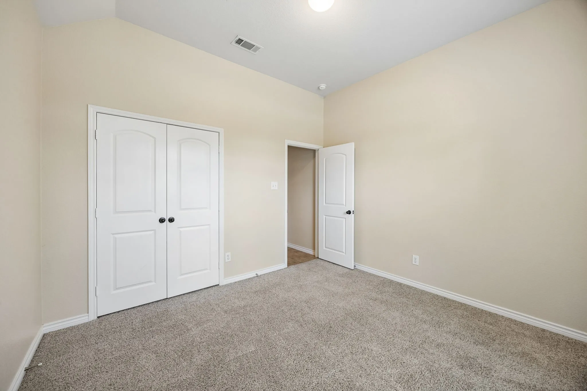 Single Family Residence For Sale in Tarrant County , 425 Corriente Trail, Azle, Texas 76020, 3 Bedroom, 2 Bathroom, 2 Garage spaces, 2,171 Sqft, built in 2010, mls#21295707, Real Estate Agent in Azle, Homes For Sale in Tarrant county, Homes For Sale in Azle, Realtor in Azle Texas, Real Estate Brokerage Independent Realty Texas, Luminita Cordes Realtor