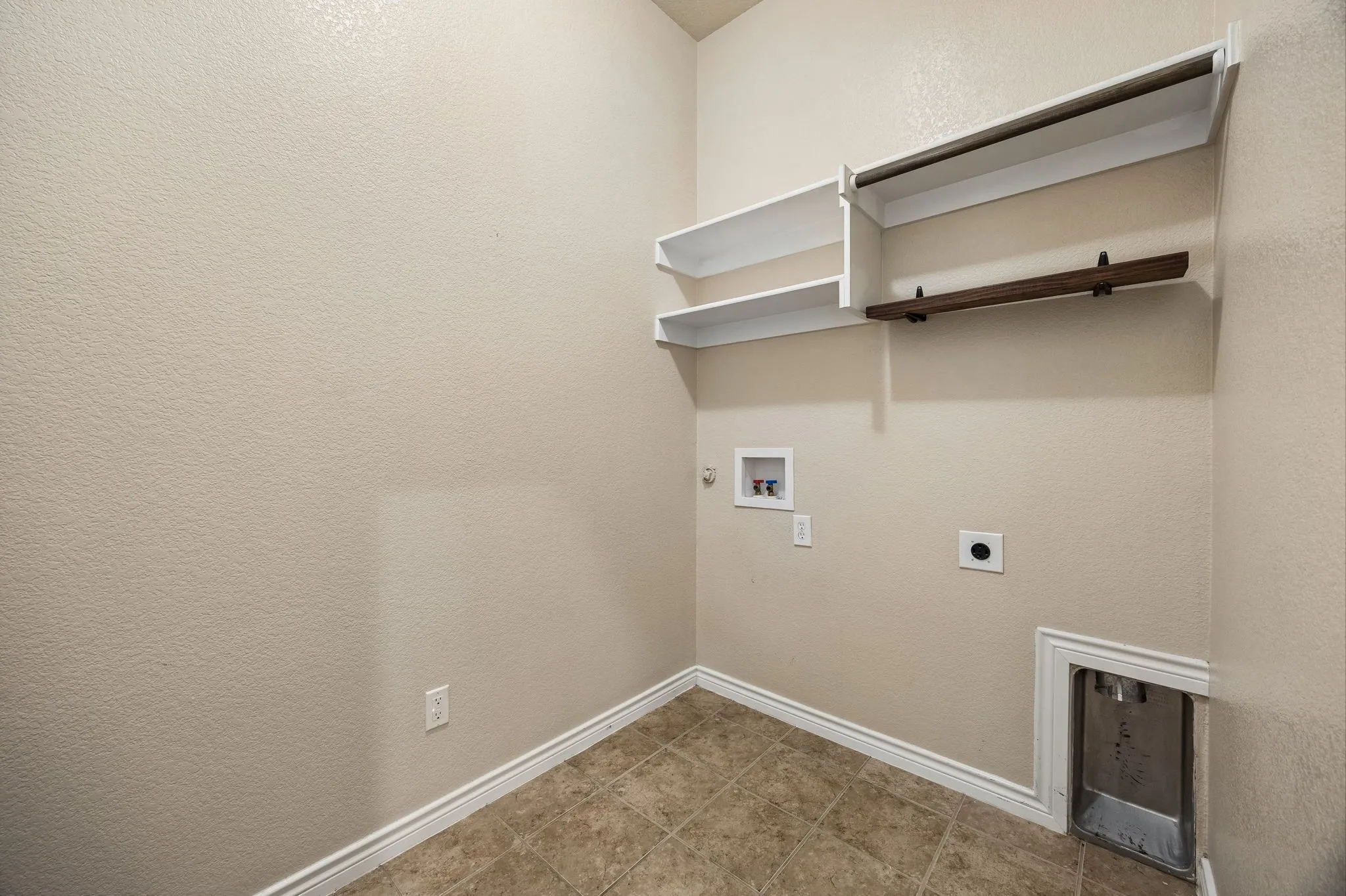 Single Family Residence For Sale in Tarrant County , 425 Corriente Trail, Azle, Texas 76020, 3 Bedroom, 2 Bathroom, 2 Garage spaces, 2,171 Sqft, built in 2010, mls#21295707, Real Estate Agent in Azle, Homes For Sale in Tarrant county, Homes For Sale in Azle, Realtor in Azle Texas, Real Estate Brokerage Independent Realty Texas, Luminita Cordes Realtor