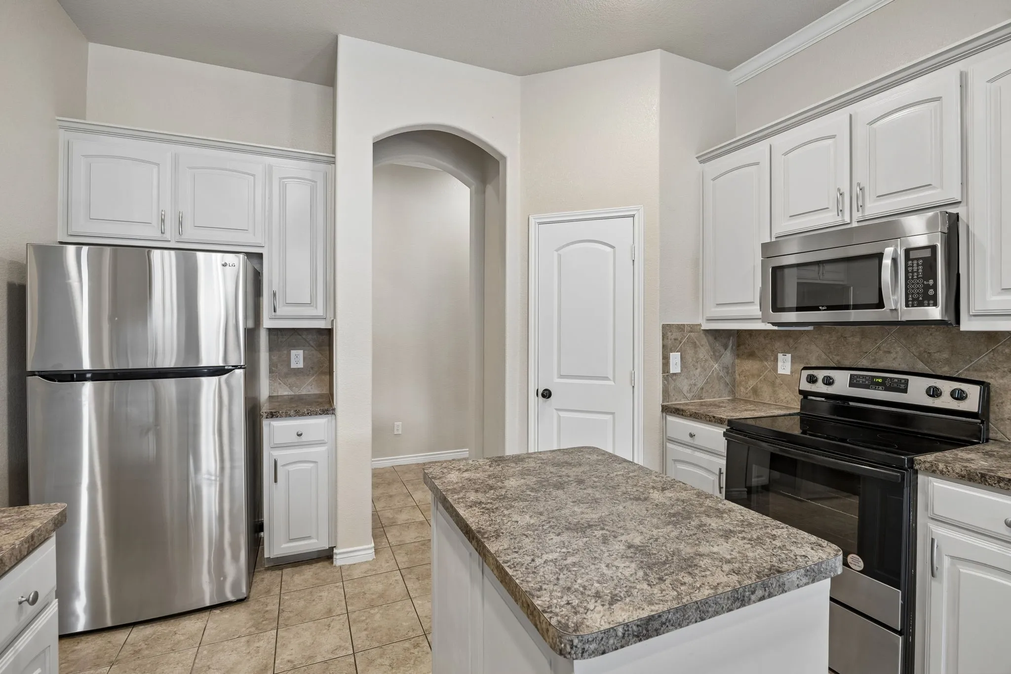 Single Family Residence For Sale in Tarrant County , 425 Corriente Trail, Azle, Texas 76020, 3 Bedroom, 2 Bathroom, 2 Garage spaces, 2,171 Sqft, built in 2010, mls#21295707, Real Estate Agent in Azle, Homes For Sale in Tarrant county, Homes For Sale in Azle, Realtor in Azle Texas, Real Estate Brokerage Independent Realty Texas, Luminita Cordes Realtor