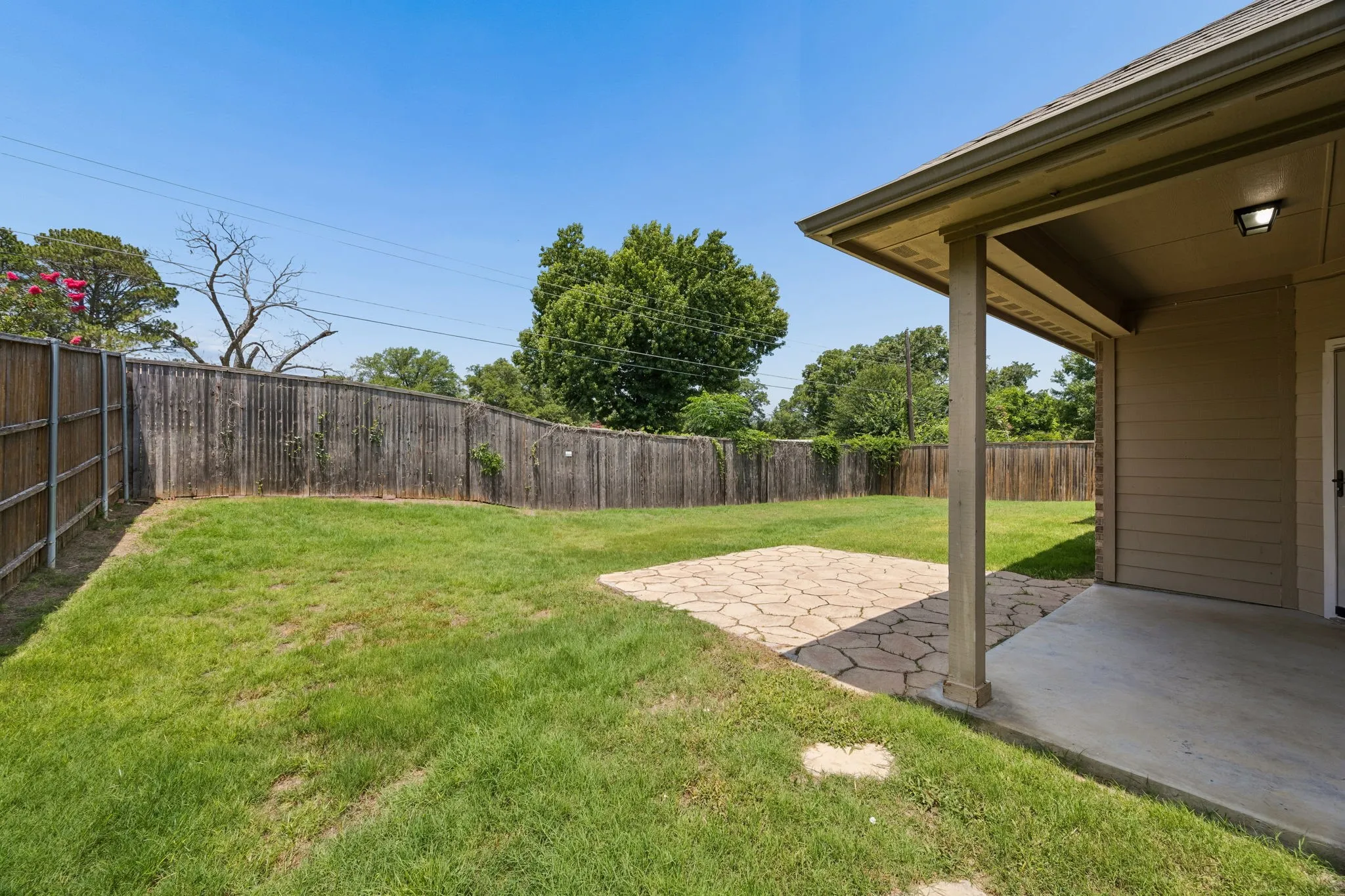 Single Family Residence For Sale in Tarrant County , 425 Corriente Trail, Azle, Texas 76020, 3 Bedroom, 2 Bathroom, 2 Garage spaces, 2,171 Sqft, built in 2010, mls#21295707, Real Estate Agent in Azle, Homes For Sale in Tarrant county, Homes For Sale in Azle, Realtor in Azle Texas, Real Estate Brokerage Independent Realty Texas, Luminita Cordes Realtor