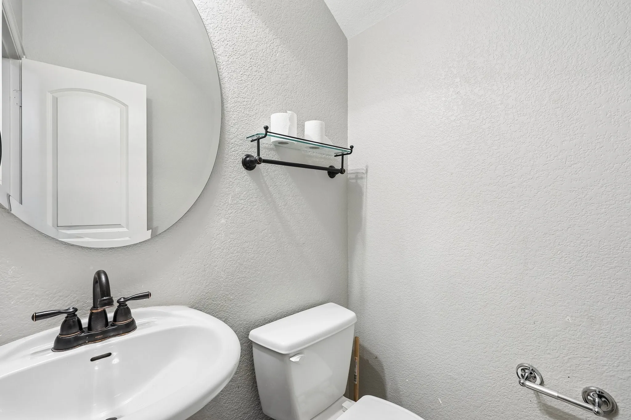 Single Family Residence For Sale in Ellis County , 117 Brook Hollow Lane, Red Oak, Texas 75154, 4 Bedroom, 3 Bathroom, 2 Garage spaces, 2,205 Sqft, built in 2009, mls#21306822, Real Estate Agent in Red Oak, Homes For Sale in Ellis county, Homes For Sale in Red Oak, Realtor in Red Oak Texas, Real Estate Brokerage Independent Realty Texas, Luminita Cordes Realtor