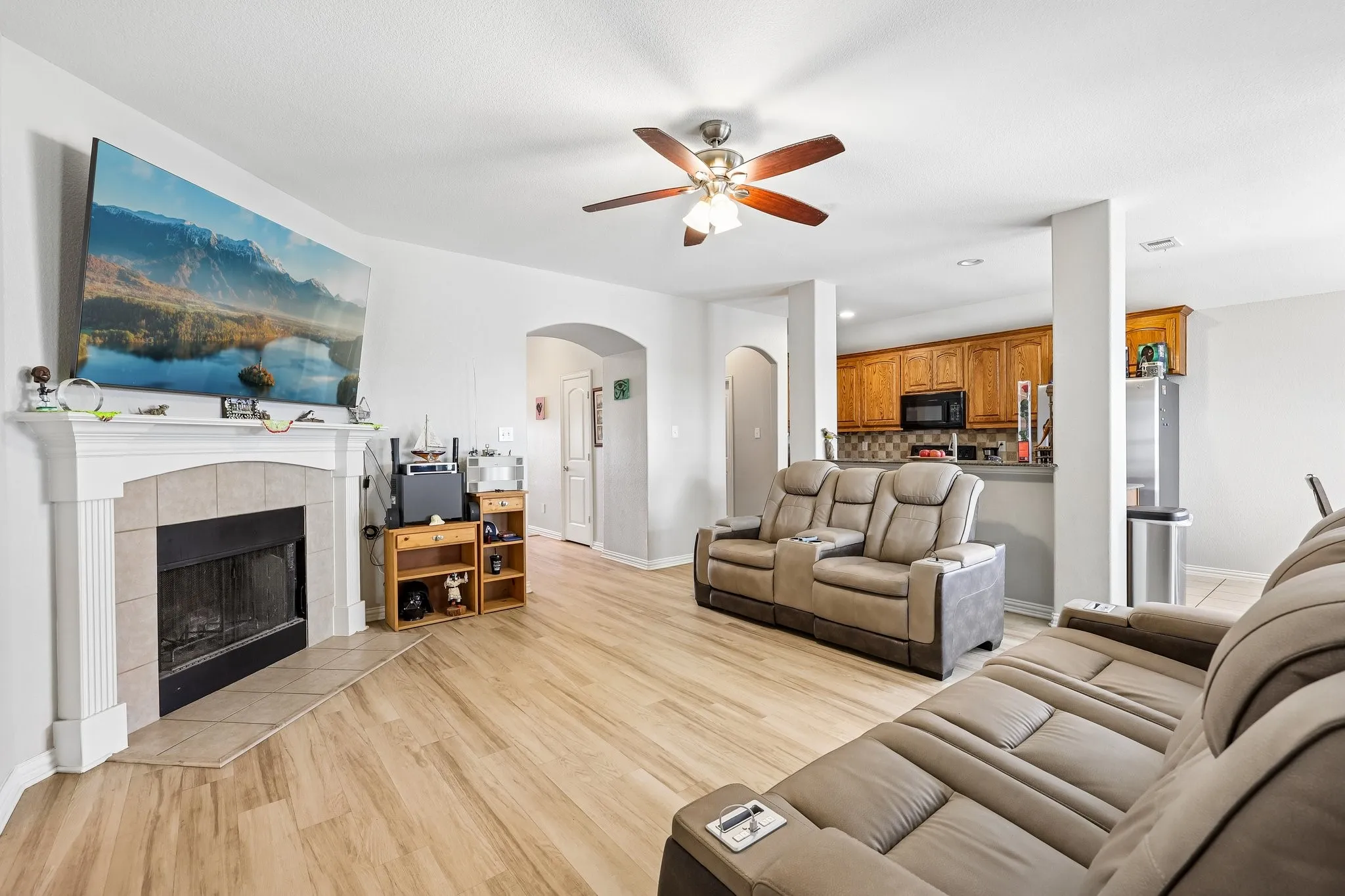 Single Family Residence For Sale in Ellis County , 117 Brook Hollow Lane, Red Oak, Texas 75154, 4 Bedroom, 3 Bathroom, 2 Garage spaces, 2,205 Sqft, built in 2009, mls#21306822, Real Estate Agent in Red Oak, Homes For Sale in Ellis county, Homes For Sale in Red Oak, Realtor in Red Oak Texas, Real Estate Brokerage Independent Realty Texas, Luminita Cordes Realtor