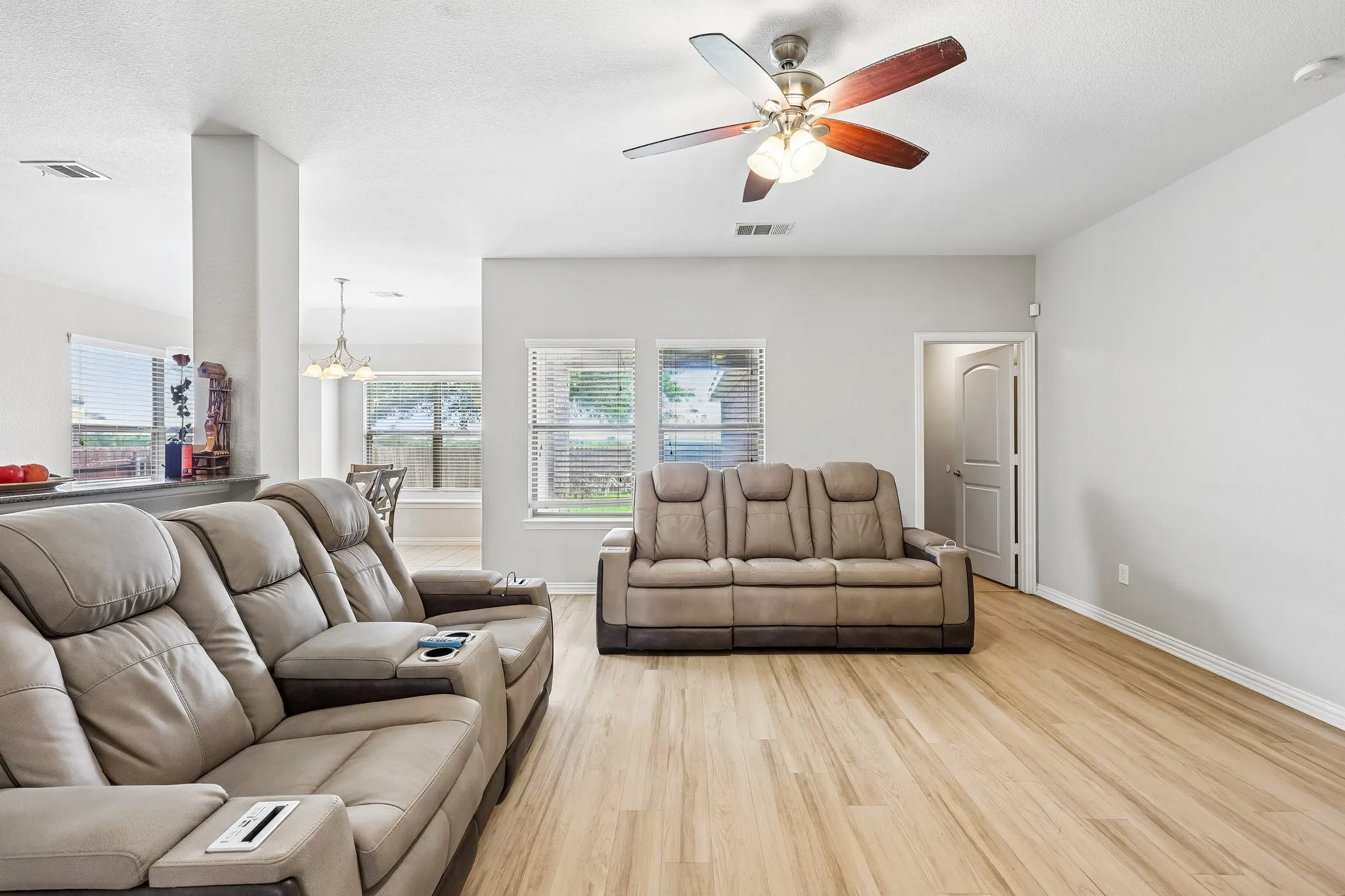 Single Family Residence For Sale in Ellis County , 117 Brook Hollow Lane, Red Oak, Texas 75154, 4 Bedroom, 3 Bathroom, 2 Garage spaces, 2,205 Sqft, built in 2009, mls#21306822, Real Estate Agent in Red Oak, Homes For Sale in Ellis county, Homes For Sale in Red Oak, Realtor in Red Oak Texas, Real Estate Brokerage Independent Realty Texas, Luminita Cordes Realtor