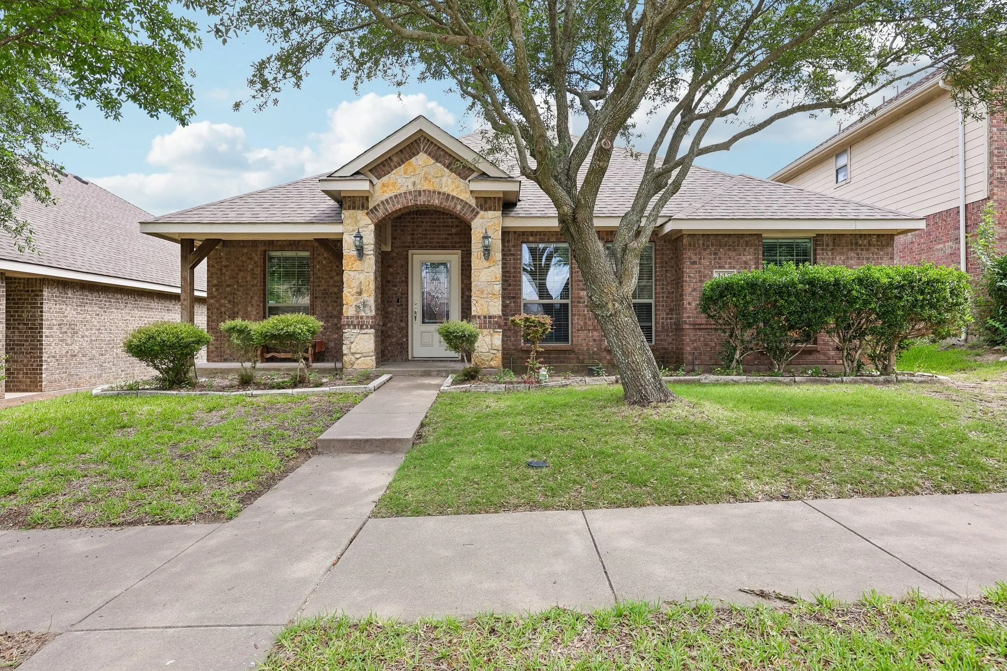 Single Family Residence For Sale in Ellis County , 117 Brook Hollow Lane, Red Oak, Texas 75154, 4 Bedroom, 3 Bathroom, 2 Garage spaces, 2,205 Sqft, built in 2009, mls#21306822, Real Estate Agent in Red Oak, Homes For Sale in Ellis county, Homes For Sale in Red Oak, Realtor in Red Oak Texas, Real Estate Brokerage Independent Realty Texas, Luminita Cordes Realtor