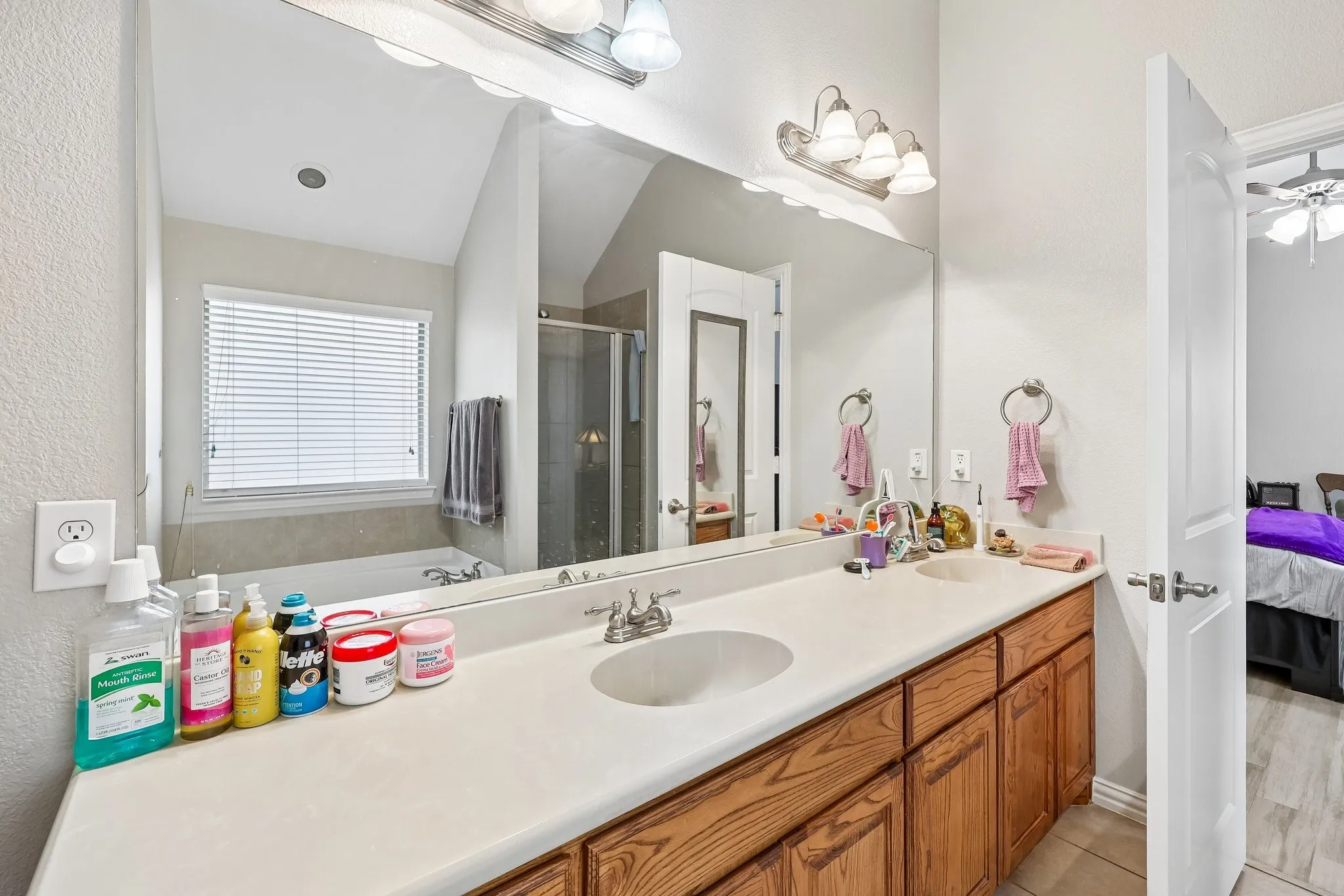 Single Family Residence For Sale in Ellis County , 117 Brook Hollow Lane, Red Oak, Texas 75154, 4 Bedroom, 3 Bathroom, 2 Garage spaces, 2,205 Sqft, built in 2009, mls#21306822, Real Estate Agent in Red Oak, Homes For Sale in Ellis county, Homes For Sale in Red Oak, Realtor in Red Oak Texas, Real Estate Brokerage Independent Realty Texas, Luminita Cordes Realtor