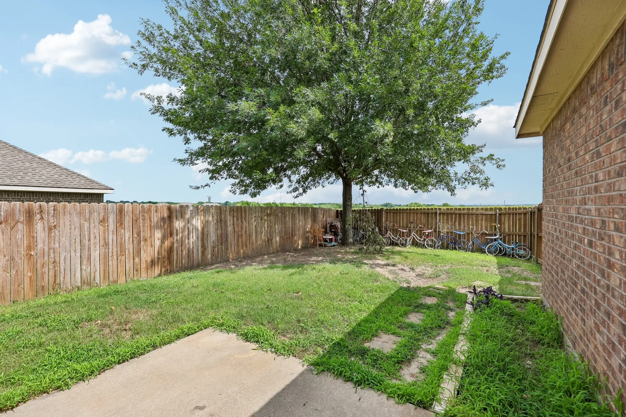 Single Family Residence For Sale in Ellis County , 117 Brook Hollow Lane, Red Oak, Texas 75154, 4 Bedroom, 3 Bathroom, 2 Garage spaces, 2,205 Sqft, built in 2009, mls#21306822, Real Estate Agent in Red Oak, Homes For Sale in Ellis county, Homes For Sale in Red Oak, Realtor in Red Oak Texas, Real Estate Brokerage Independent Realty Texas, Luminita Cordes Realtor