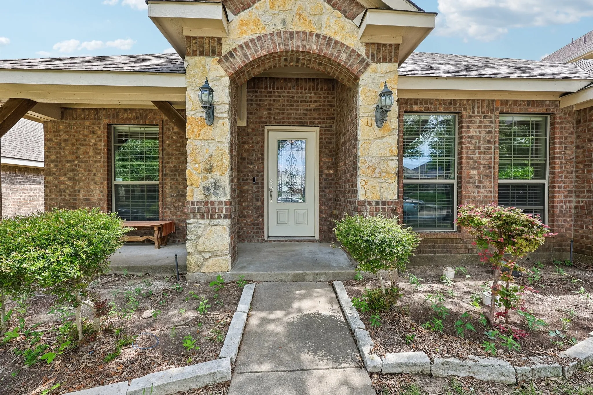 Single Family Residence For Sale in Ellis County , 117 Brook Hollow Lane, Red Oak, Texas 75154, 4 Bedroom, 3 Bathroom, 2 Garage spaces, 2,205 Sqft, built in 2009, mls#21306822, Real Estate Agent in Red Oak, Homes For Sale in Ellis county, Homes For Sale in Red Oak, Realtor in Red Oak Texas, Real Estate Brokerage Independent Realty Texas, Luminita Cordes Realtor