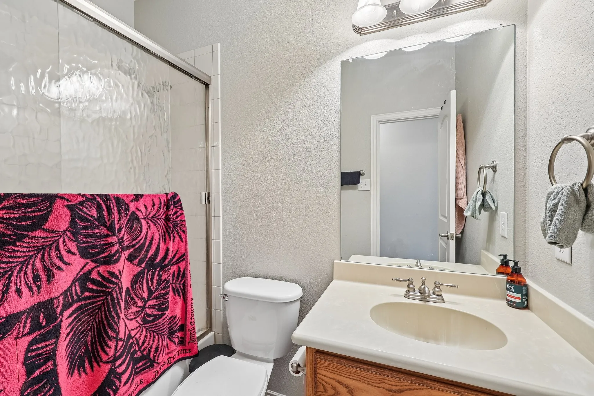 Single Family Residence For Sale in Ellis County , 117 Brook Hollow Lane, Red Oak, Texas 75154, 4 Bedroom, 3 Bathroom, 2 Garage spaces, 2,205 Sqft, built in 2009, mls#21306822, Real Estate Agent in Red Oak, Homes For Sale in Ellis county, Homes For Sale in Red Oak, Realtor in Red Oak Texas, Real Estate Brokerage Independent Realty Texas, Luminita Cordes Realtor