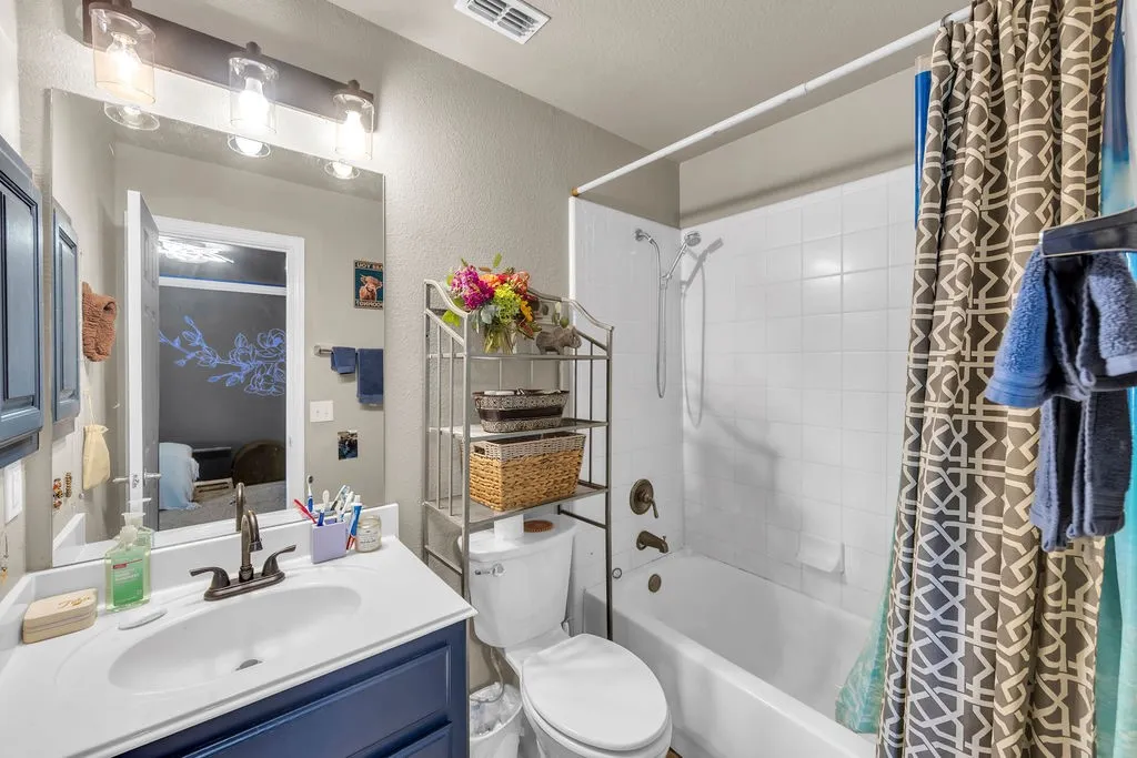 Single Family Residence For Sale in Hunt County , 1068 Oak Creek Circle, Royse City, Texas 75189, 5 Bedroom, 3 Bathroom, 4 Garage spaces, 2,988 Sqft, built in 2006, mls#21305435, Real Estate Agent in Royse City, Homes For Sale in Hunt county, Homes For Sale in Royse City, Realtor in Royse City Texas, Real Estate Brokerage Independent Realty Texas, Luminita Cordes Realtor