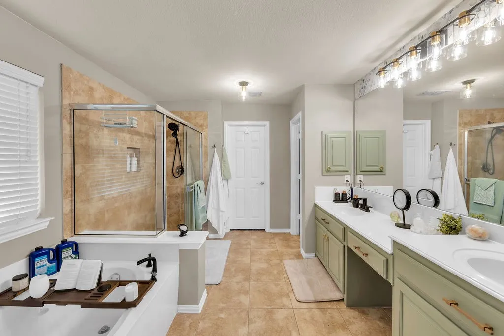 Single Family Residence For Sale in Hunt County , 1068 Oak Creek Circle, Royse City, Texas 75189, 5 Bedroom, 3 Bathroom, 4 Garage spaces, 2,988 Sqft, built in 2006, mls#21305435, Real Estate Agent in Royse City, Homes For Sale in Hunt county, Homes For Sale in Royse City, Realtor in Royse City Texas, Real Estate Brokerage Independent Realty Texas, Luminita Cordes Realtor