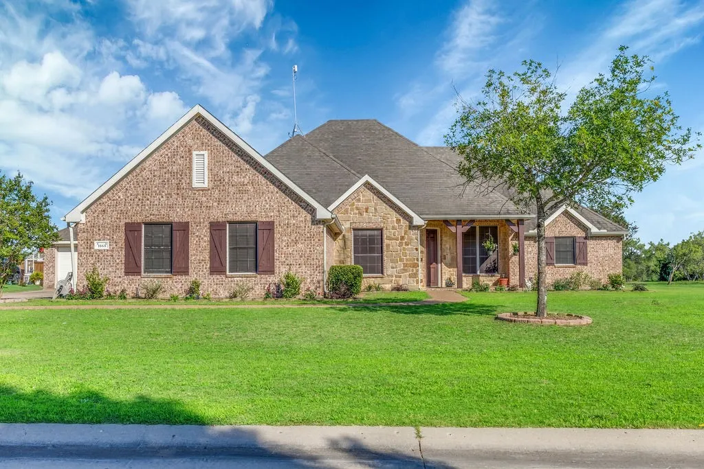 Single Family Residence For Sale in Hunt County , 1068 Oak Creek Circle, Royse City, Texas 75189, 5 Bedroom, 3 Bathroom, 4 Garage spaces, 2,988 Sqft, built in 2006, mls#21305435, Real Estate Agent in Royse City, Homes For Sale in Hunt county, Homes For Sale in Royse City, Realtor in Royse City Texas, Real Estate Brokerage Independent Realty Texas, Luminita Cordes Realtor