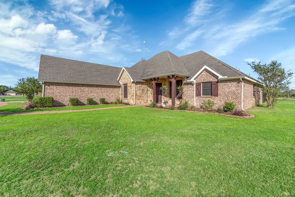 Single Family Residence For Sale in Hunt County , 1068 Oak Creek Circle, Royse City, Texas 75189, 5 Bedroom, 3 Bathroom, 4 Garage spaces, 2,988 Sqft, built in 2006, mls#21305435, Real Estate Agent in Royse City, Homes For Sale in Hunt county, Homes For Sale in Royse City, Realtor in Royse City Texas, Real Estate Brokerage Independent Realty Texas, Luminita Cordes Realtor