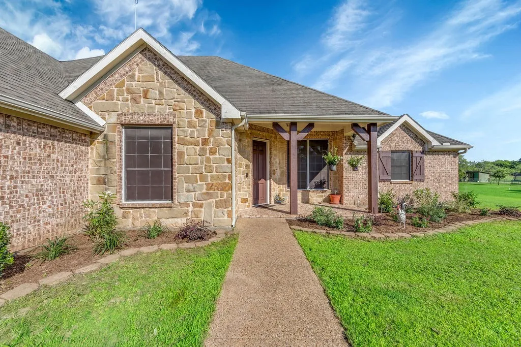 Single Family Residence For Sale in Hunt County , 1068 Oak Creek Circle, Royse City, Texas 75189, 5 Bedroom, 3 Bathroom, 4 Garage spaces, 2,988 Sqft, built in 2006, mls#21305435, Real Estate Agent in Royse City, Homes For Sale in Hunt county, Homes For Sale in Royse City, Realtor in Royse City Texas, Real Estate Brokerage Independent Realty Texas, Luminita Cordes Realtor