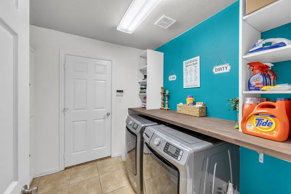Single Family Residence For Sale in Hunt County , 1068 Oak Creek Circle, Royse City, Texas 75189, 5 Bedroom, 3 Bathroom, 4 Garage spaces, 2,988 Sqft, built in 2006, mls#21305435, Real Estate Agent in Royse City, Homes For Sale in Hunt county, Homes For Sale in Royse City, Realtor in Royse City Texas, Real Estate Brokerage Independent Realty Texas, Luminita Cordes Realtor