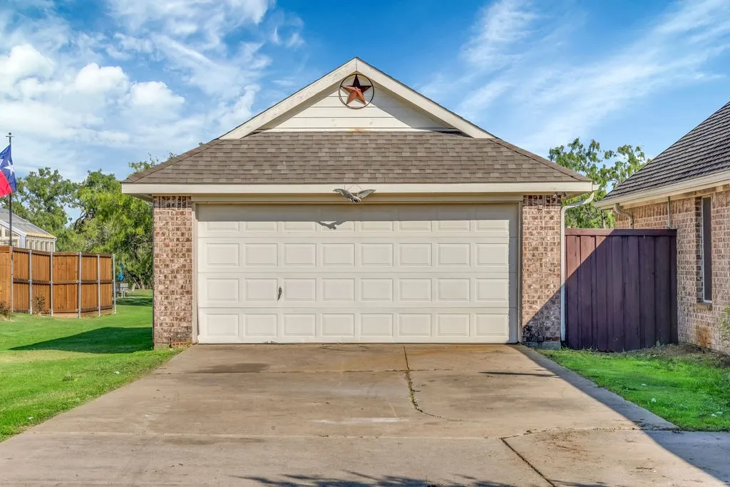 Single Family Residence For Sale in Hunt County , 1068 Oak Creek Circle, Royse City, Texas 75189, 5 Bedroom, 3 Bathroom, 4 Garage spaces, 2,988 Sqft, built in 2006, mls#21305435, Real Estate Agent in Royse City, Homes For Sale in Hunt county, Homes For Sale in Royse City, Realtor in Royse City Texas, Real Estate Brokerage Independent Realty Texas, Luminita Cordes Realtor