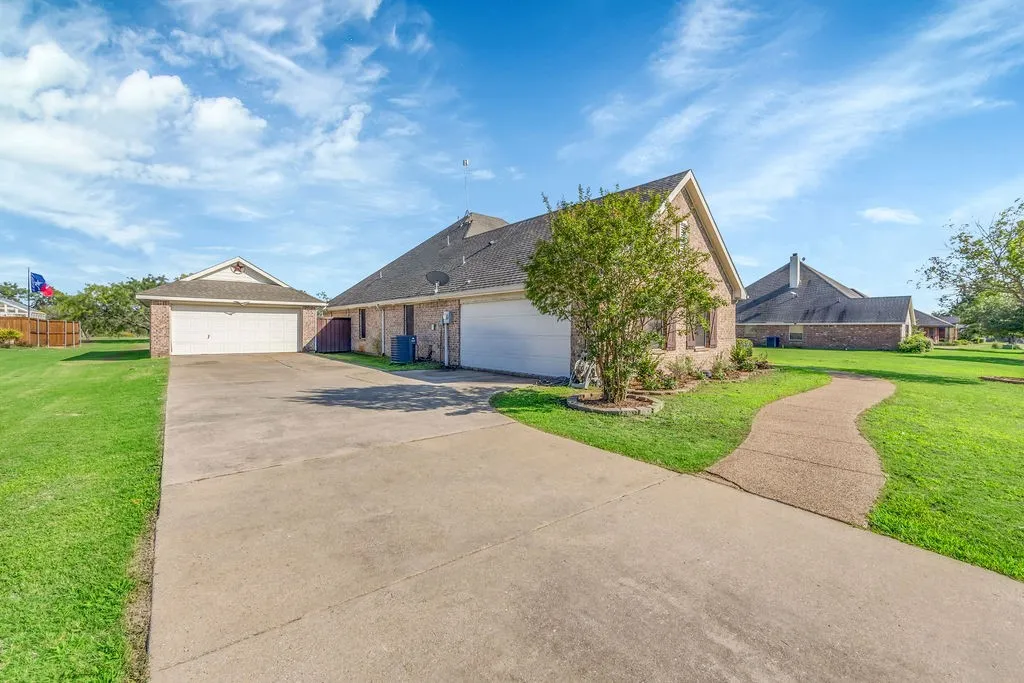 Single Family Residence For Sale in Hunt County , 1068 Oak Creek Circle, Royse City, Texas 75189, 5 Bedroom, 3 Bathroom, 4 Garage spaces, 2,988 Sqft, built in 2006, mls#21305435, Real Estate Agent in Royse City, Homes For Sale in Hunt county, Homes For Sale in Royse City, Realtor in Royse City Texas, Real Estate Brokerage Independent Realty Texas, Luminita Cordes Realtor