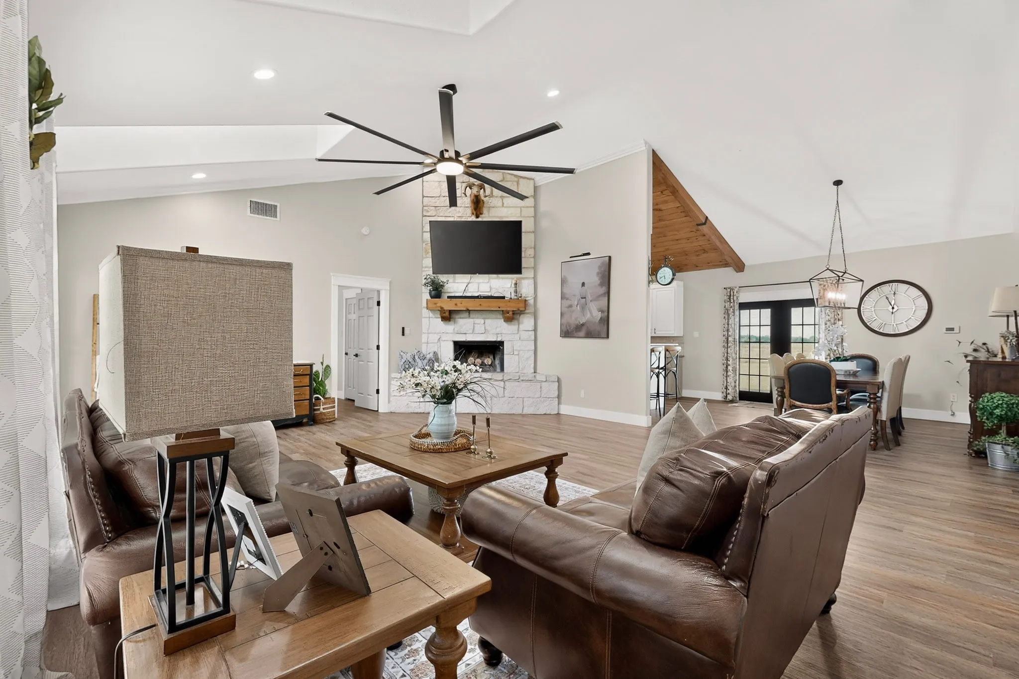 Single Family Residence For Sale in Hunt County , 4689 County Road 2720, Caddo Mills, Texas 75135, 3 Bedroom, 2 Bathroom, 2 Garage spaces, 2,074 Sqft, built in 2003, mls#21306878, Real Estate Agent in Caddo Mills, Homes For Sale in Hunt county, Homes For Sale in Caddo Mills, Realtor in Caddo Mills Texas, Real Estate Brokerage Independent Realty Texas, Luminita Cordes Realtor