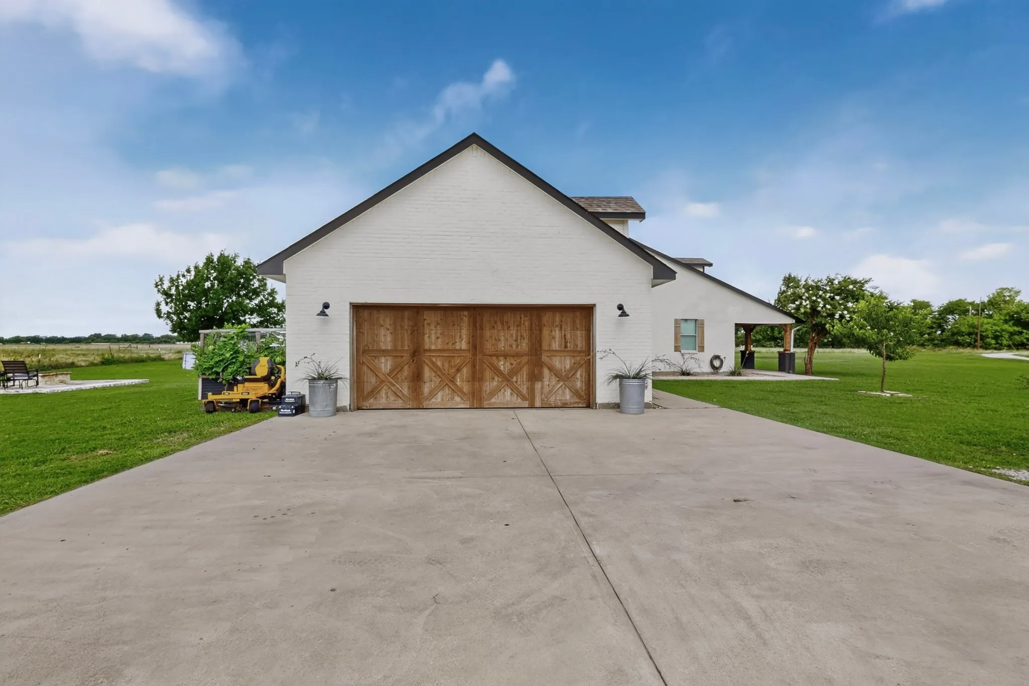 Single Family Residence For Sale in Hunt County , 4689 County Road 2720, Caddo Mills, Texas 75135, 3 Bedroom, 2 Bathroom, 2 Garage spaces, 2,074 Sqft, built in 2003, mls#21306878, Real Estate Agent in Caddo Mills, Homes For Sale in Hunt county, Homes For Sale in Caddo Mills, Realtor in Caddo Mills Texas, Real Estate Brokerage Independent Realty Texas, Luminita Cordes Realtor