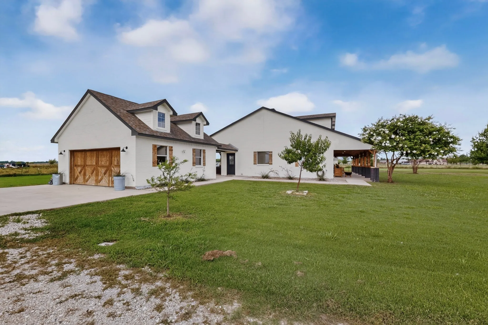 Single Family Residence For Sale in Hunt County , 4689 County Road 2720, Caddo Mills, Texas 75135, 3 Bedroom, 2 Bathroom, 2 Garage spaces, 2,074 Sqft, built in 2003, mls#21306878, Real Estate Agent in Caddo Mills, Homes For Sale in Hunt county, Homes For Sale in Caddo Mills, Realtor in Caddo Mills Texas, Real Estate Brokerage Independent Realty Texas, Luminita Cordes Realtor