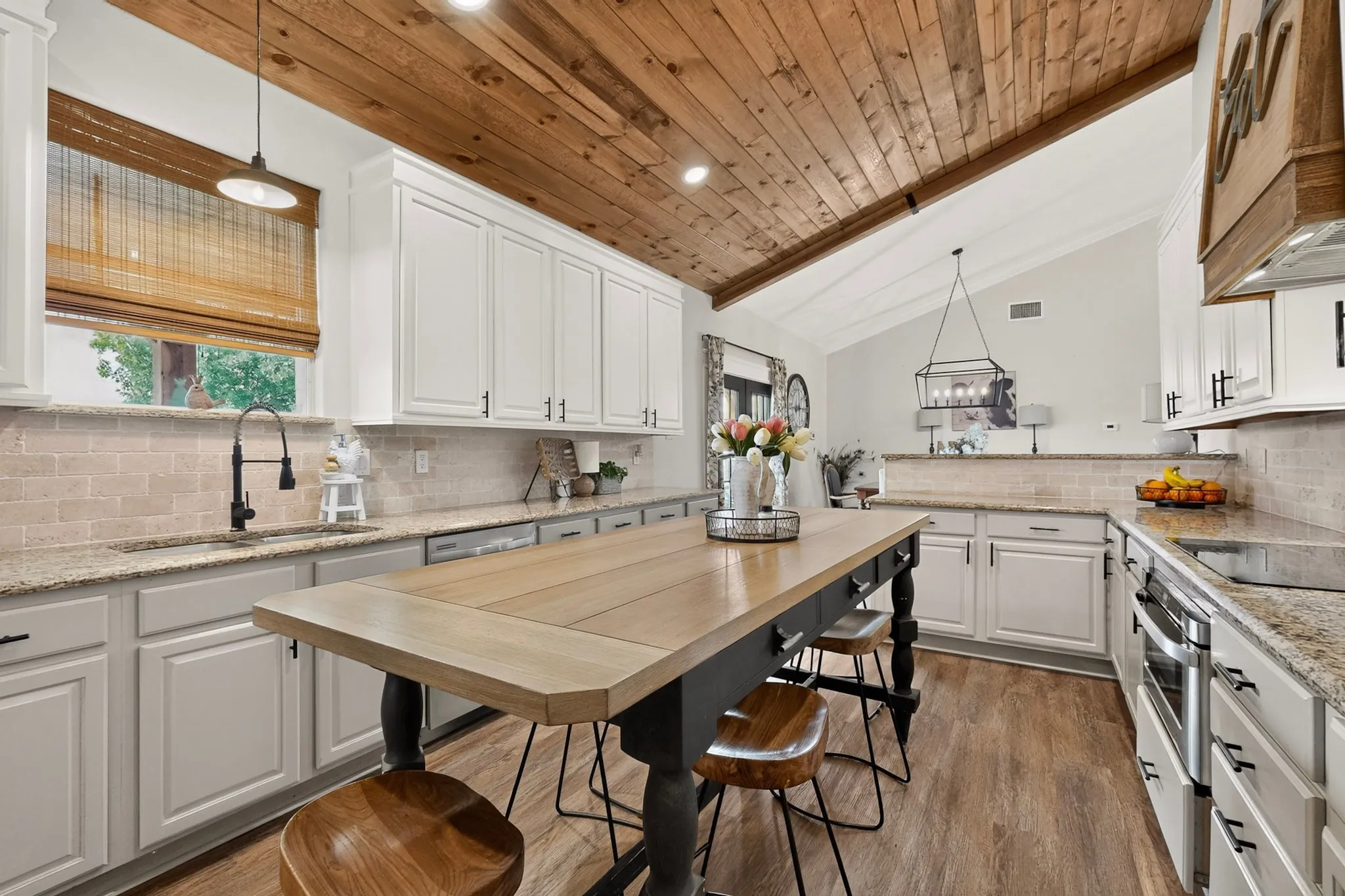 Single Family Residence For Sale in Hunt County , 4689 County Road 2720, Caddo Mills, Texas 75135, 3 Bedroom, 2 Bathroom, 2 Garage spaces, 2,074 Sqft, built in 2003, mls#21306878, Real Estate Agent in Caddo Mills, Homes For Sale in Hunt county, Homes For Sale in Caddo Mills, Realtor in Caddo Mills Texas, Real Estate Brokerage Independent Realty Texas, Luminita Cordes Realtor