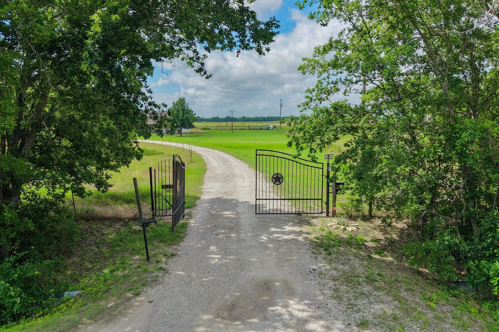 Single Family Residence For Sale in Hunt County , 4689 County Road 2720, Caddo Mills, Texas 75135, 3 Bedroom, 2 Bathroom, 2 Garage spaces, 2,074 Sqft, built in 2003, mls#21306878, Real Estate Agent in Caddo Mills, Homes For Sale in Hunt county, Homes For Sale in Caddo Mills, Realtor in Caddo Mills Texas, Real Estate Brokerage Independent Realty Texas, Luminita Cordes Realtor