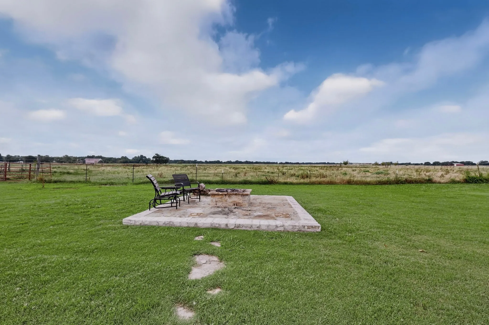 Single Family Residence For Sale in Hunt County , 4689 County Road 2720, Caddo Mills, Texas 75135, 3 Bedroom, 2 Bathroom, 2 Garage spaces, 2,074 Sqft, built in 2003, mls#21306878, Real Estate Agent in Caddo Mills, Homes For Sale in Hunt county, Homes For Sale in Caddo Mills, Realtor in Caddo Mills Texas, Real Estate Brokerage Independent Realty Texas, Luminita Cordes Realtor