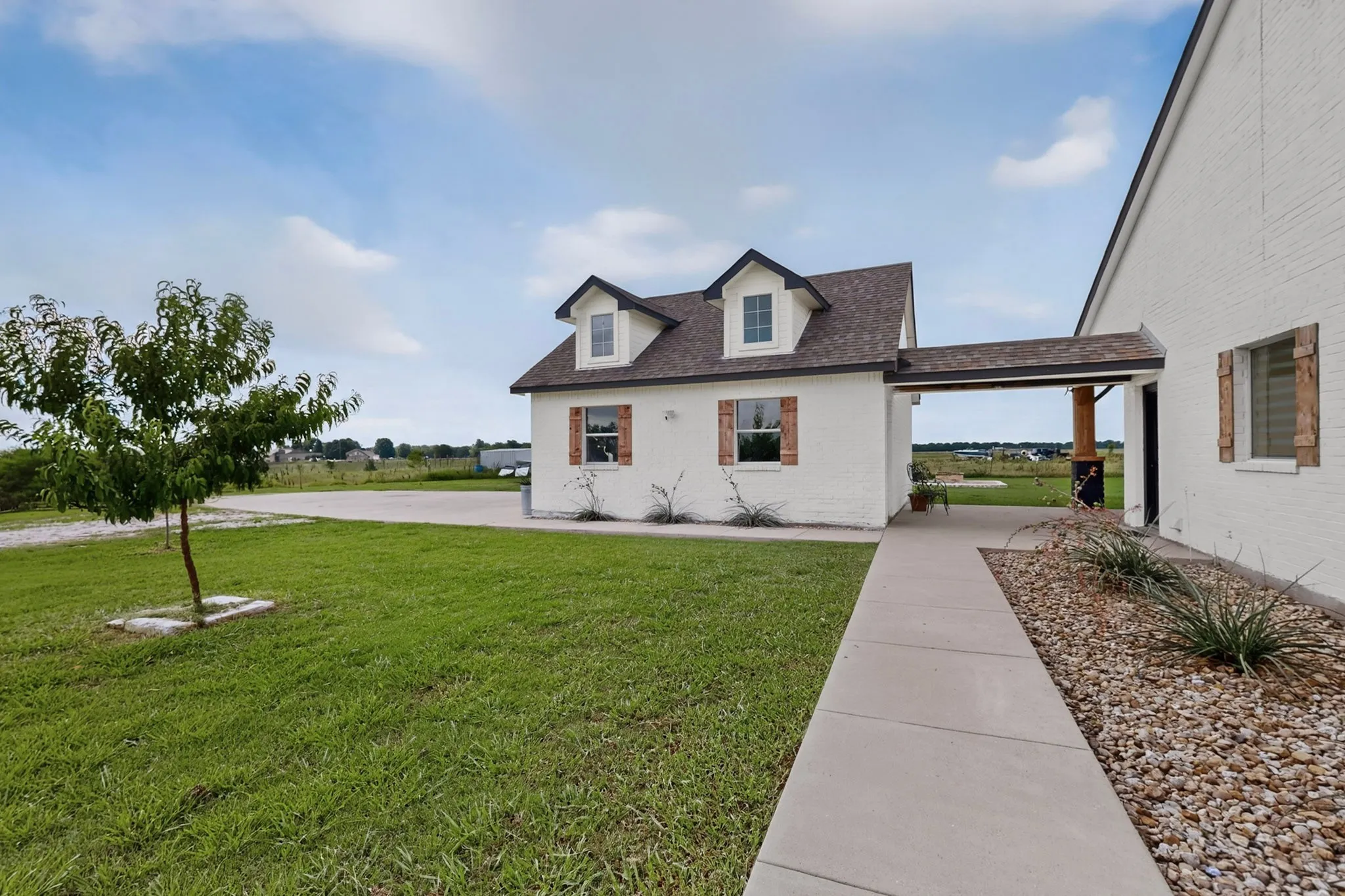Single Family Residence For Sale in Hunt County , 4689 County Road 2720, Caddo Mills, Texas 75135, 3 Bedroom, 2 Bathroom, 2 Garage spaces, 2,074 Sqft, built in 2003, mls#21306878, Real Estate Agent in Caddo Mills, Homes For Sale in Hunt county, Homes For Sale in Caddo Mills, Realtor in Caddo Mills Texas, Real Estate Brokerage Independent Realty Texas, Luminita Cordes Realtor