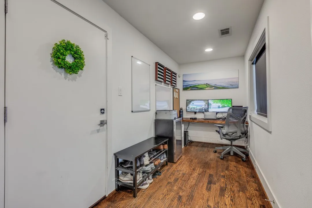 Townhouse For Rent in Dallas County , 5602 Lindell Avenue D, Dallas, Texas 75206, 2 Bedrooms, 3 Bathrooms, 2 Garage spaces, 1,487 Sqft, built in 2017, Price $3,195, mls#21306881, Real Estate Agent in Dallas, Homes For Rent in Dallas county, Homes For Rent in Dallas, Realtor in Dallas Texas, Real Estate Brokerage Independent Realty Texas, Luminita Cordes Realtor