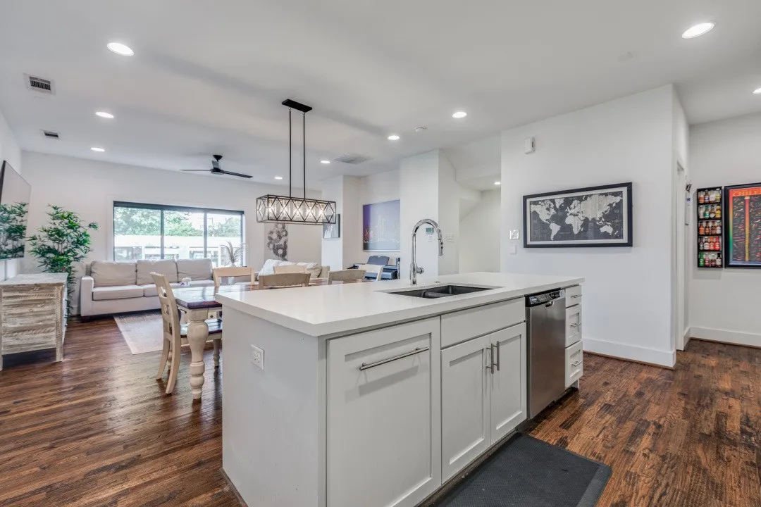 Townhouse For Rent in Dallas County , 5602 Lindell Avenue D, Dallas, Texas 75206, 2 Bedrooms, 3 Bathrooms, 2 Garage spaces, 1,487 Sqft, built in 2017, Price $3,195, mls#21306881, Real Estate Agent in Dallas, Homes For Rent in Dallas county, Homes For Rent in Dallas, Realtor in Dallas Texas, Real Estate Brokerage Independent Realty Texas, Luminita Cordes Realtor