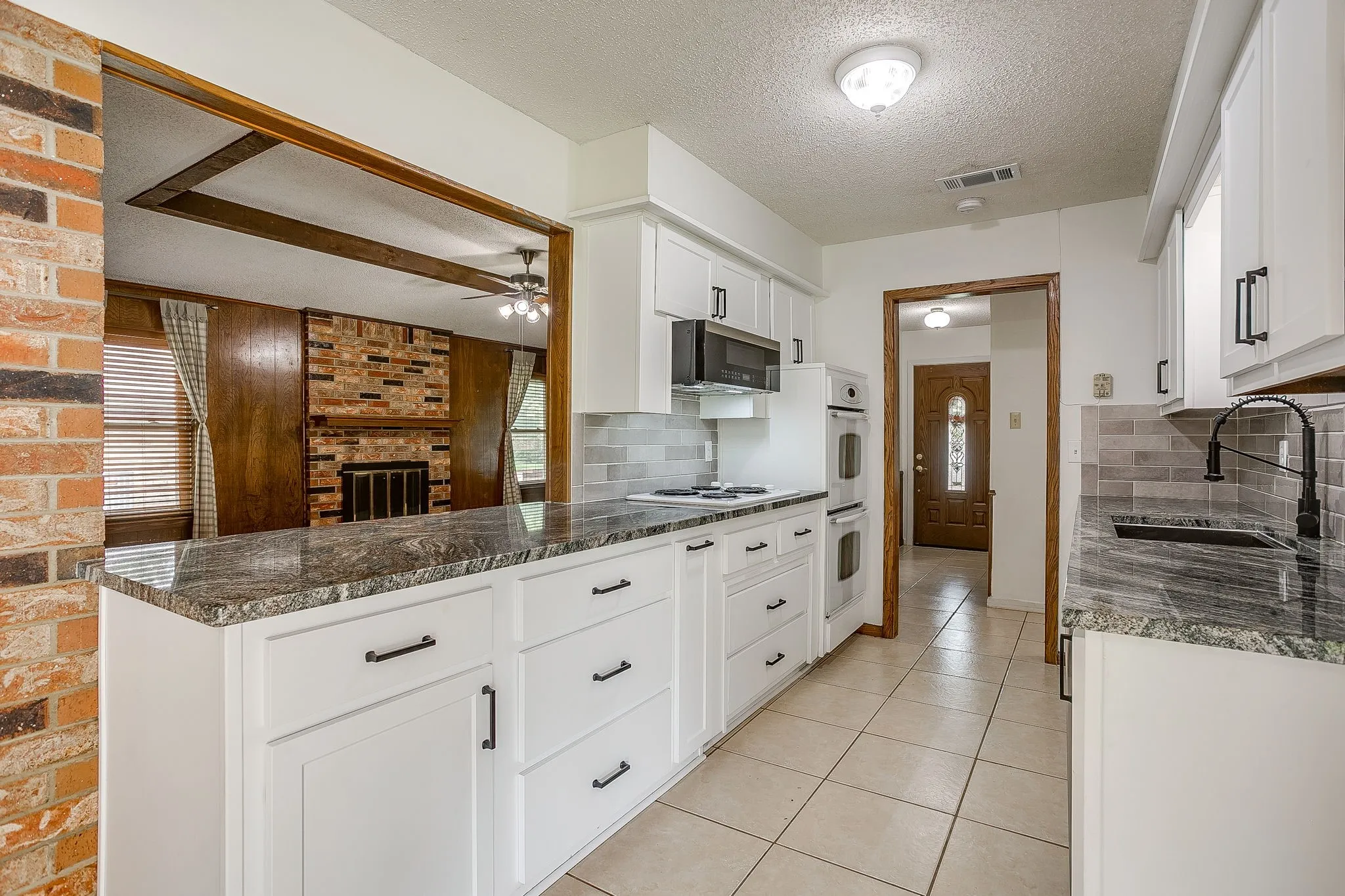 Single Family Residence For Sale in Ellis County , 209 Hillcrest Drive, Midlothian, Texas 76065, 3 Bedroom, 2 Bathroom, 2 Garage spaces, 1,552 Sqft, built in 1965, mls#21305908, Real Estate Agent in Midlothian, Homes For Sale in Ellis county, Homes For Sale in Midlothian, Realtor in Midlothian Texas, Real Estate Brokerage Independent Realty Texas, Luminita Cordes Realtor