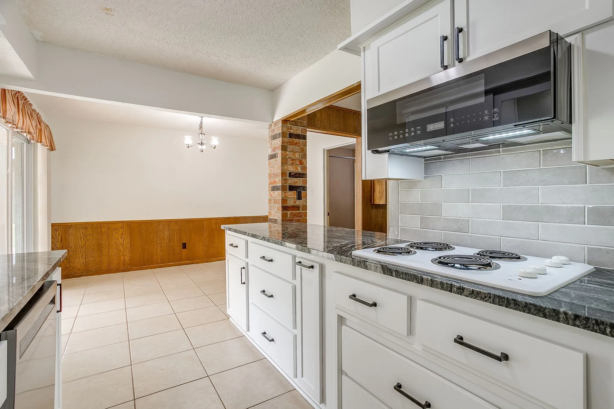 Single Family Residence For Sale in Ellis County , 209 Hillcrest Drive, Midlothian, Texas 76065, 3 Bedroom, 2 Bathroom, 2 Garage spaces, 1,552 Sqft, built in 1965, mls#21305908, Real Estate Agent in Midlothian, Homes For Sale in Ellis county, Homes For Sale in Midlothian, Realtor in Midlothian Texas, Real Estate Brokerage Independent Realty Texas, Luminita Cordes Realtor