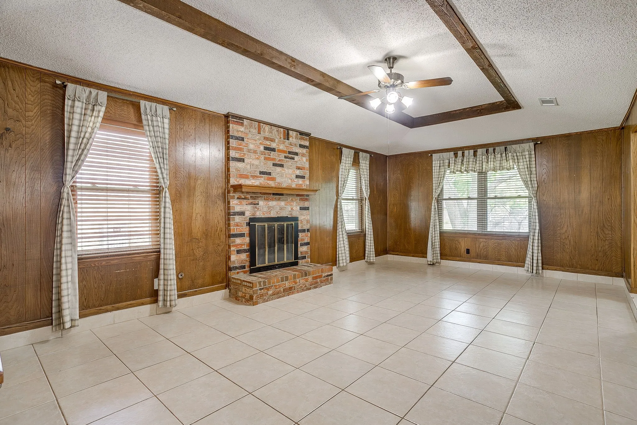 Single Family Residence For Sale in Ellis County , 209 Hillcrest Drive, Midlothian, Texas 76065, 3 Bedroom, 2 Bathroom, 2 Garage spaces, 1,552 Sqft, built in 1965, mls#21305908, Real Estate Agent in Midlothian, Homes For Sale in Ellis county, Homes For Sale in Midlothian, Realtor in Midlothian Texas, Real Estate Brokerage Independent Realty Texas, Luminita Cordes Realtor