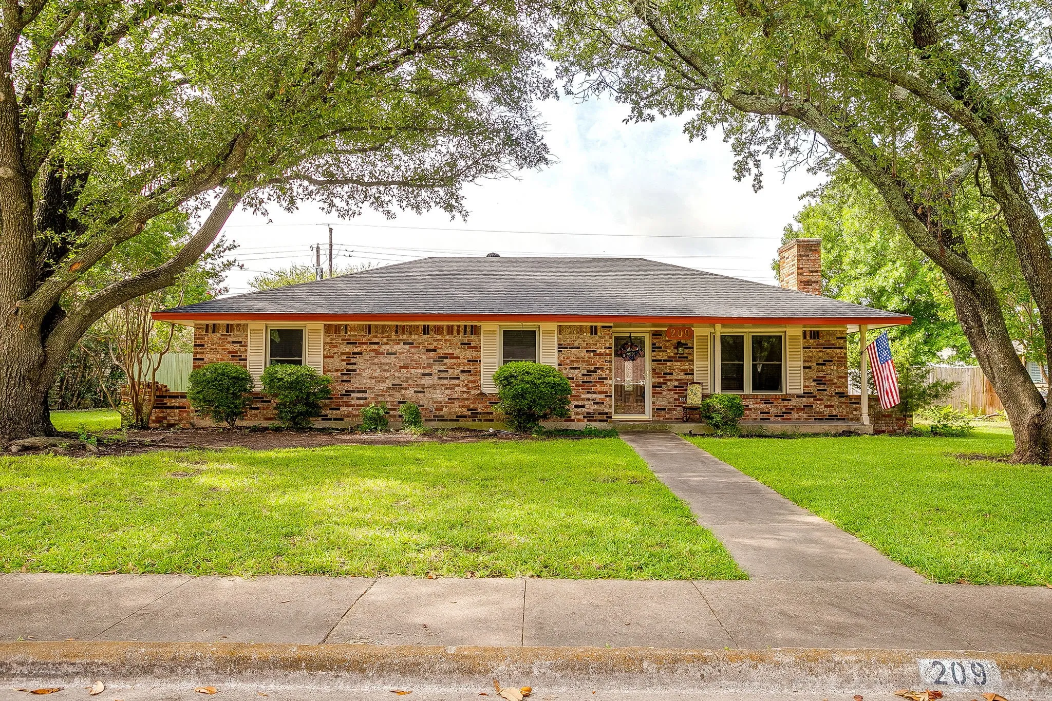 Single Family Residence For Sale in Ellis County , 209 Hillcrest Drive, Midlothian, Texas 76065, 3 Bedroom, 2 Bathroom, 2 Garage spaces, 1,552 Sqft, built in 1965, mls#21305908, Real Estate Agent in Midlothian, Homes For Sale in Ellis county, Homes For Sale in Midlothian, Realtor in Midlothian Texas, Real Estate Brokerage Independent Realty Texas, Luminita Cordes Realtor