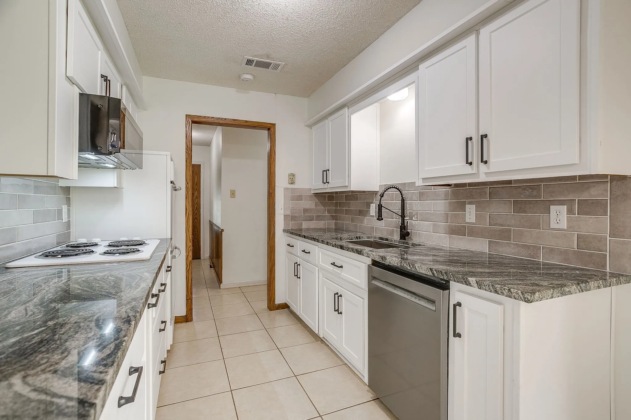 Single Family Residence For Sale in Ellis County , 209 Hillcrest Drive, Midlothian, Texas 76065, 3 Bedroom, 2 Bathroom, 2 Garage spaces, 1,552 Sqft, built in 1965, mls#21305908, Real Estate Agent in Midlothian, Homes For Sale in Ellis county, Homes For Sale in Midlothian, Realtor in Midlothian Texas, Real Estate Brokerage Independent Realty Texas, Luminita Cordes Realtor