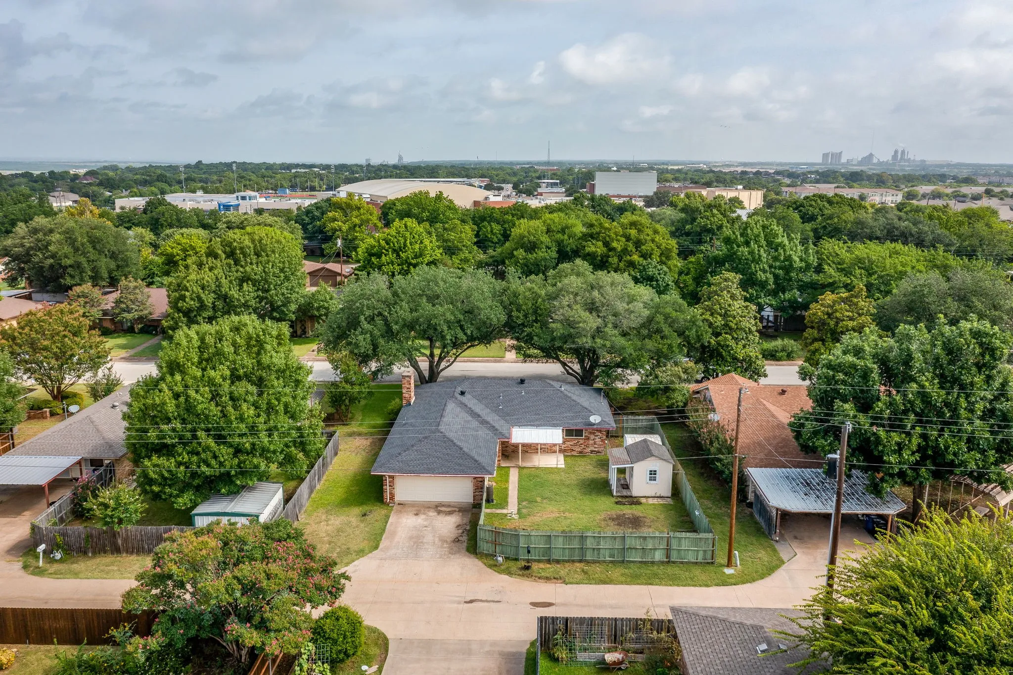 Single Family Residence For Sale in Ellis County , 209 Hillcrest Drive, Midlothian, Texas 76065, 3 Bedroom, 2 Bathroom, 2 Garage spaces, 1,552 Sqft, built in 1965, mls#21305908, Real Estate Agent in Midlothian, Homes For Sale in Ellis county, Homes For Sale in Midlothian, Realtor in Midlothian Texas, Real Estate Brokerage Independent Realty Texas, Luminita Cordes Realtor