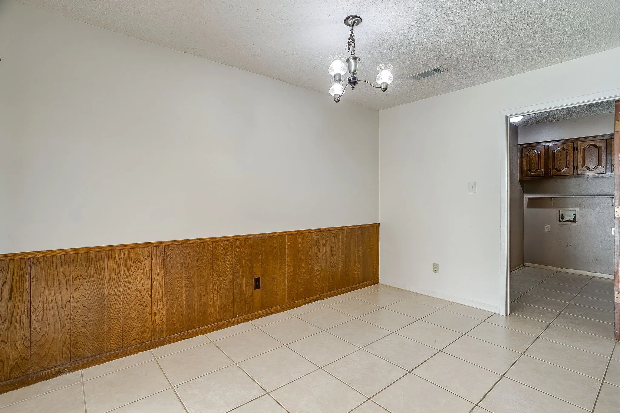 Single Family Residence For Sale in Ellis County , 209 Hillcrest Drive, Midlothian, Texas 76065, 3 Bedroom, 2 Bathroom, 2 Garage spaces, 1,552 Sqft, built in 1965, mls#21305908, Real Estate Agent in Midlothian, Homes For Sale in Ellis county, Homes For Sale in Midlothian, Realtor in Midlothian Texas, Real Estate Brokerage Independent Realty Texas, Luminita Cordes Realtor