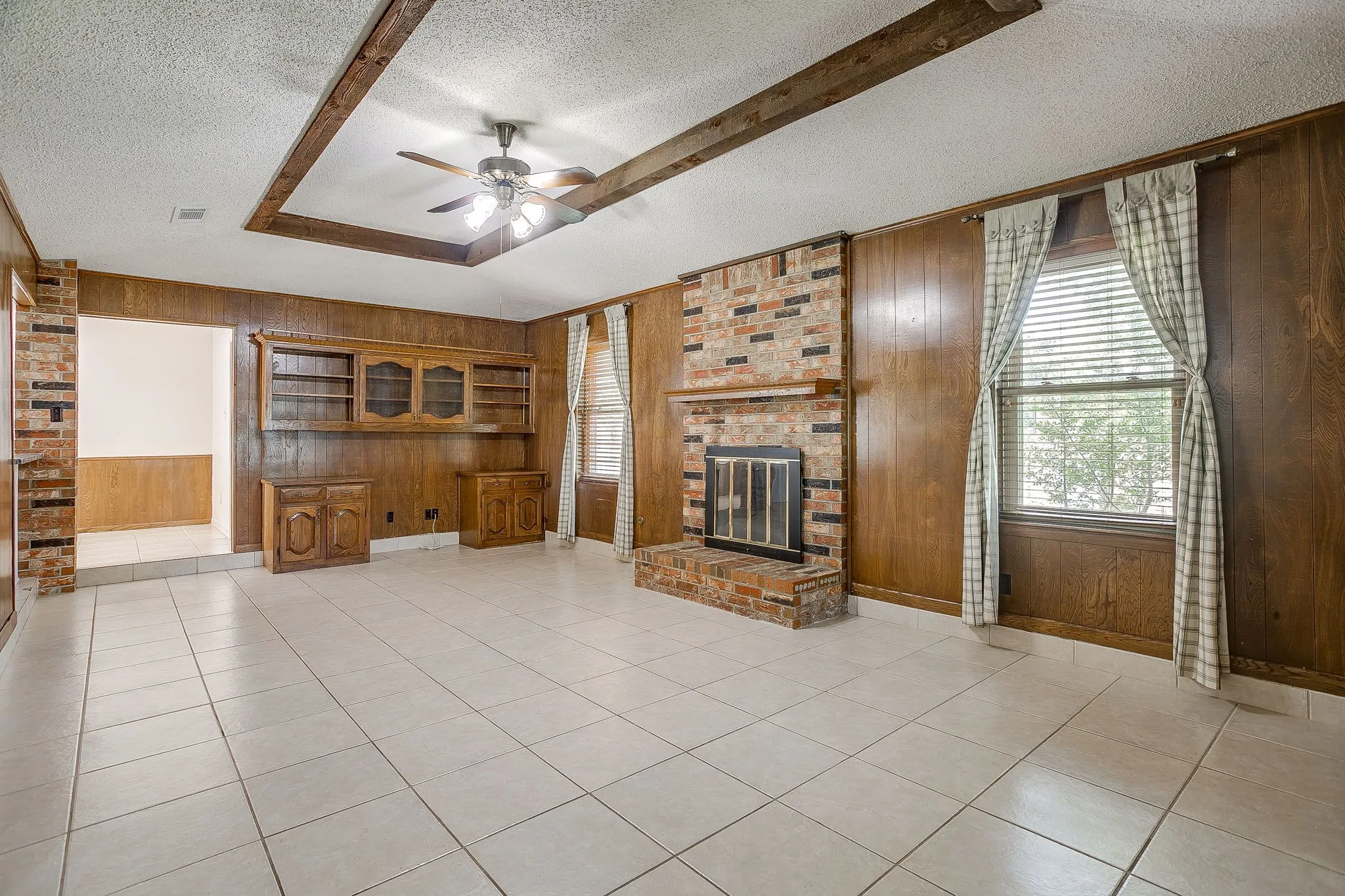 Single Family Residence For Sale in Ellis County , 209 Hillcrest Drive, Midlothian, Texas 76065, 3 Bedroom, 2 Bathroom, 2 Garage spaces, 1,552 Sqft, built in 1965, mls#21305908, Real Estate Agent in Midlothian, Homes For Sale in Ellis county, Homes For Sale in Midlothian, Realtor in Midlothian Texas, Real Estate Brokerage Independent Realty Texas, Luminita Cordes Realtor