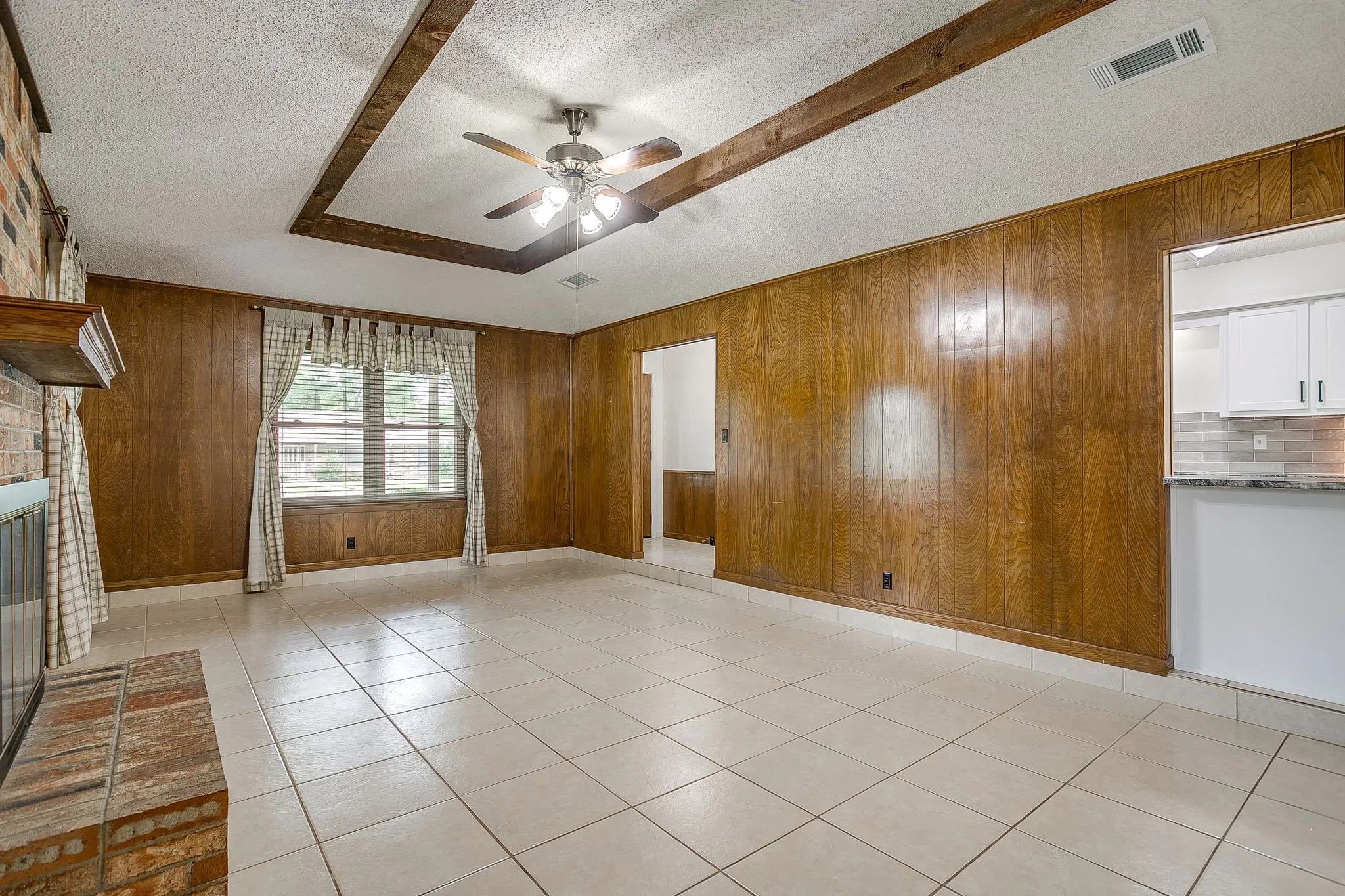 Single Family Residence For Sale in Ellis County , 209 Hillcrest Drive, Midlothian, Texas 76065, 3 Bedroom, 2 Bathroom, 2 Garage spaces, 1,552 Sqft, built in 1965, mls#21305908, Real Estate Agent in Midlothian, Homes For Sale in Ellis county, Homes For Sale in Midlothian, Realtor in Midlothian Texas, Real Estate Brokerage Independent Realty Texas, Luminita Cordes Realtor