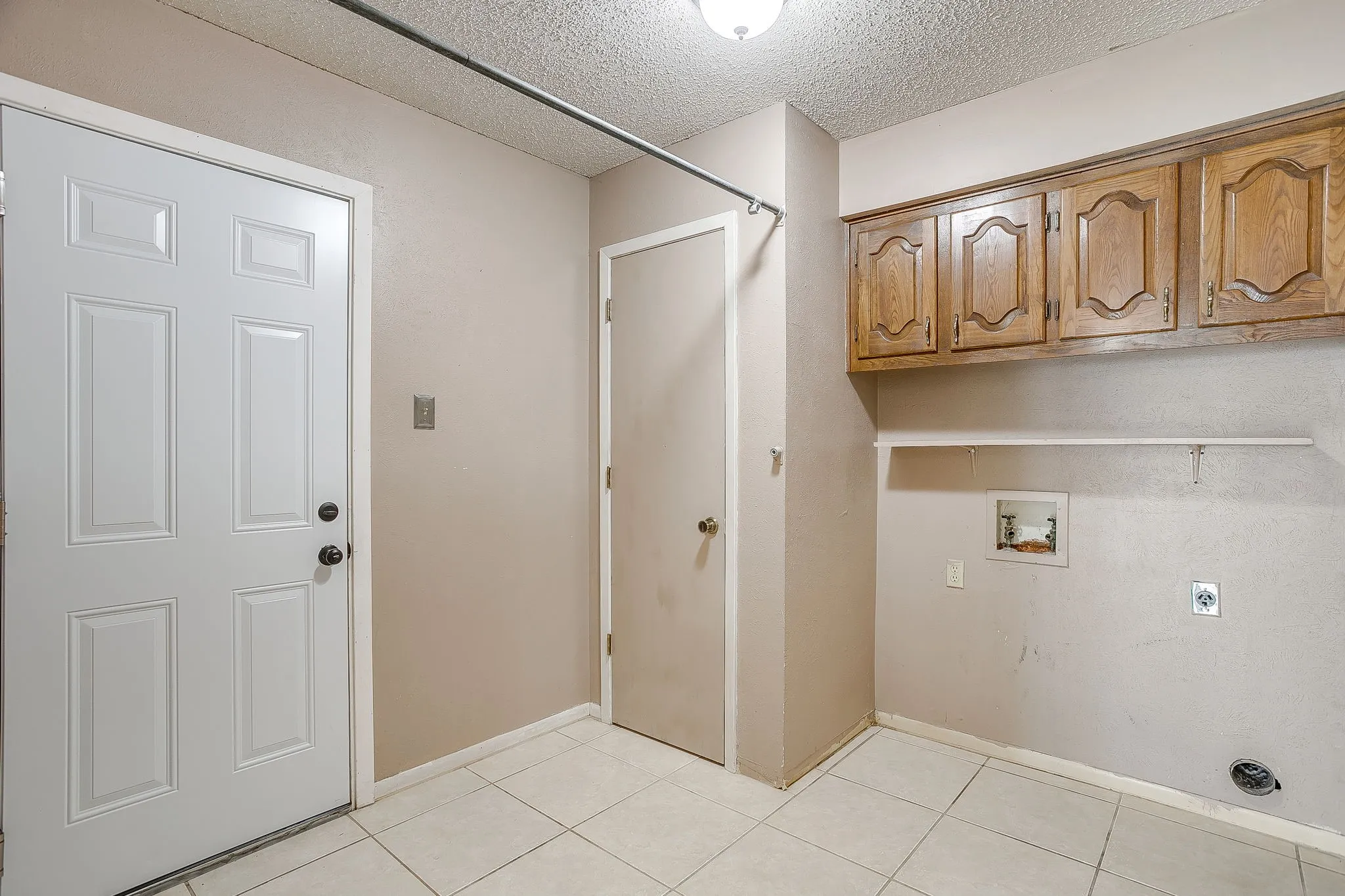 Single Family Residence For Sale in Ellis County , 209 Hillcrest Drive, Midlothian, Texas 76065, 3 Bedroom, 2 Bathroom, 2 Garage spaces, 1,552 Sqft, built in 1965, mls#21305908, Real Estate Agent in Midlothian, Homes For Sale in Ellis county, Homes For Sale in Midlothian, Realtor in Midlothian Texas, Real Estate Brokerage Independent Realty Texas, Luminita Cordes Realtor