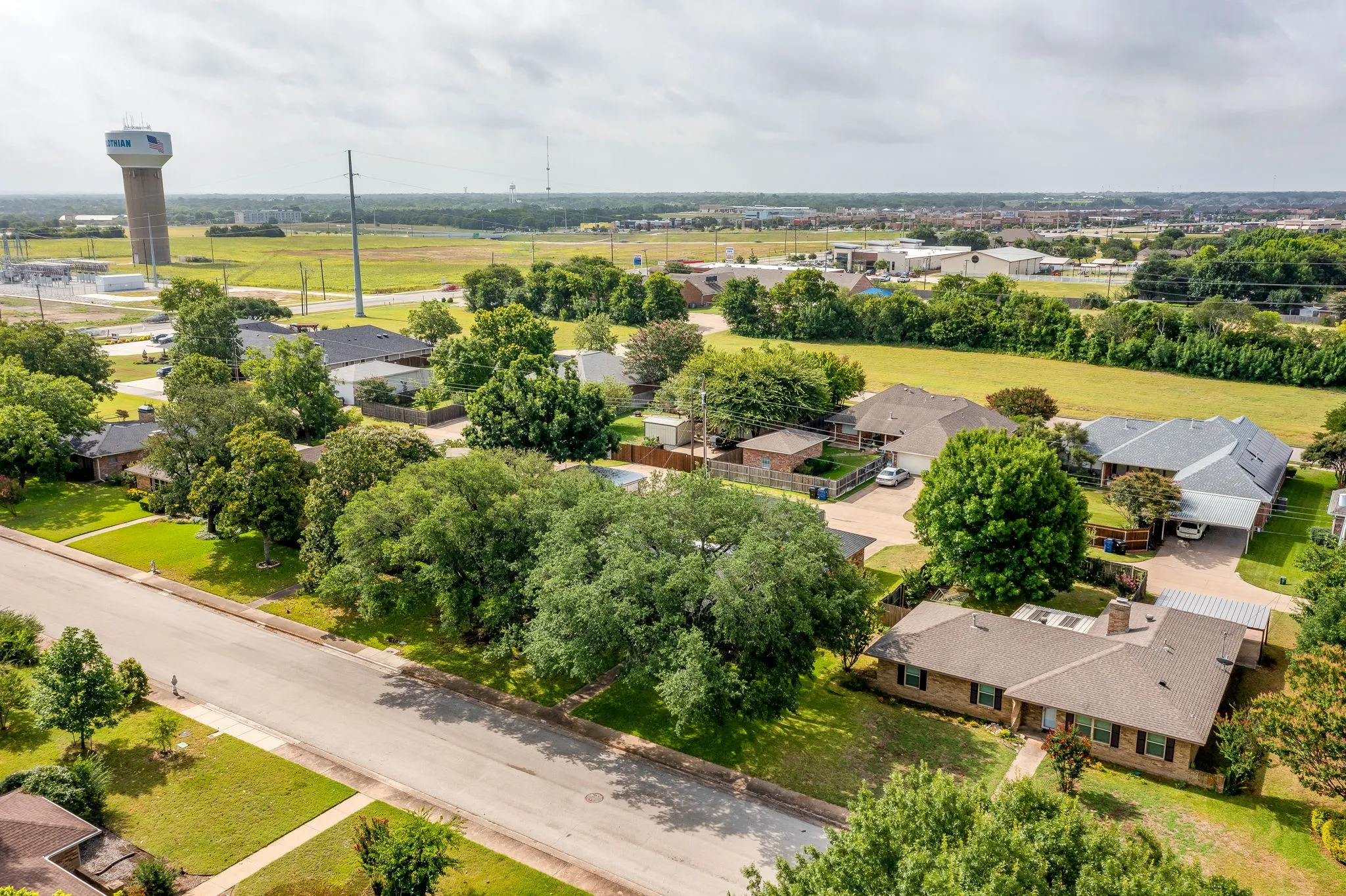 Single Family Residence For Sale in Ellis County , 209 Hillcrest Drive, Midlothian, Texas 76065, 3 Bedroom, 2 Bathroom, 2 Garage spaces, 1,552 Sqft, built in 1965, mls#21305908, Real Estate Agent in Midlothian, Homes For Sale in Ellis county, Homes For Sale in Midlothian, Realtor in Midlothian Texas, Real Estate Brokerage Independent Realty Texas, Luminita Cordes Realtor
