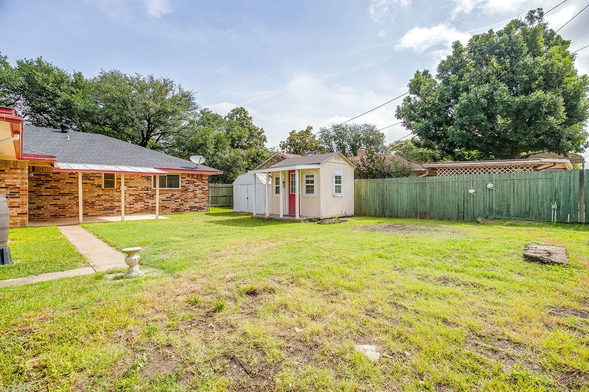 Single Family Residence For Sale in Ellis County , 209 Hillcrest Drive, Midlothian, Texas 76065, 3 Bedroom, 2 Bathroom, 2 Garage spaces, 1,552 Sqft, built in 1965, mls#21305908, Real Estate Agent in Midlothian, Homes For Sale in Ellis county, Homes For Sale in Midlothian, Realtor in Midlothian Texas, Real Estate Brokerage Independent Realty Texas, Luminita Cordes Realtor