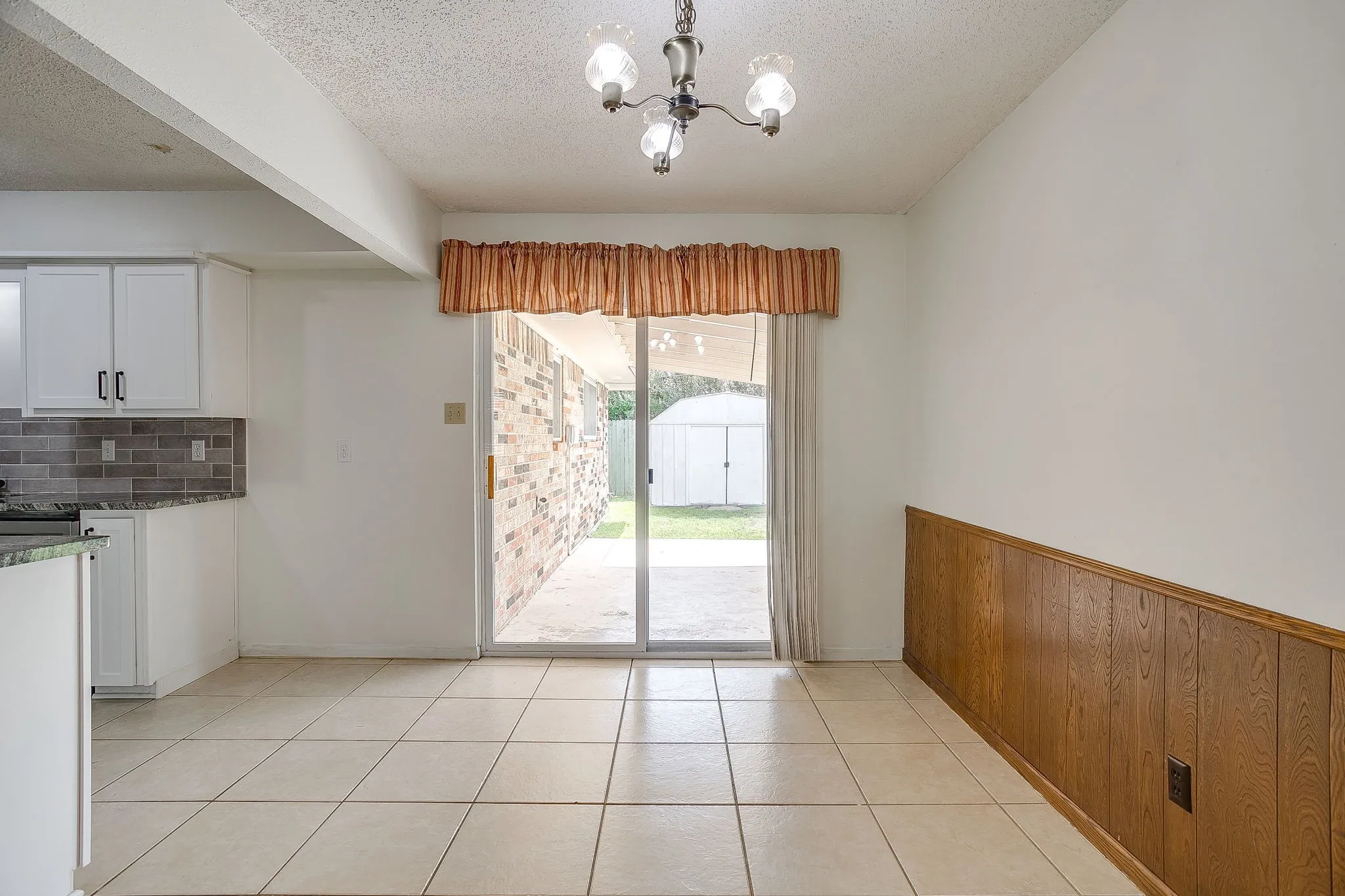 Single Family Residence For Sale in Ellis County , 209 Hillcrest Drive, Midlothian, Texas 76065, 3 Bedroom, 2 Bathroom, 2 Garage spaces, 1,552 Sqft, built in 1965, mls#21305908, Real Estate Agent in Midlothian, Homes For Sale in Ellis county, Homes For Sale in Midlothian, Realtor in Midlothian Texas, Real Estate Brokerage Independent Realty Texas, Luminita Cordes Realtor