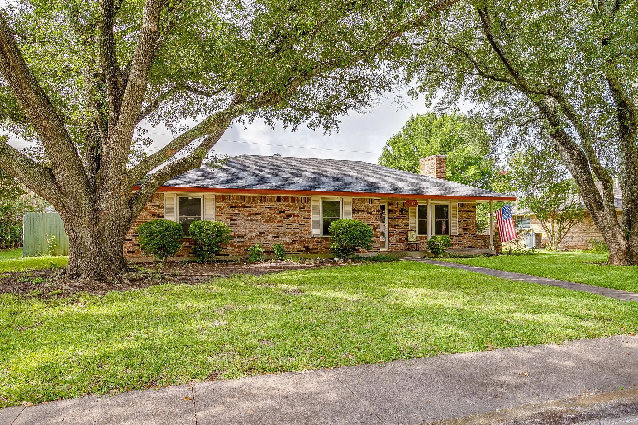 Single Family Residence For Sale in Ellis County , 209 Hillcrest Drive, Midlothian, Texas 76065, 3 Bedroom, 2 Bathroom, 2 Garage spaces, 1,552 Sqft, built in 1965, mls#21305908, Real Estate Agent in Midlothian, Homes For Sale in Ellis county, Homes For Sale in Midlothian, Realtor in Midlothian Texas, Real Estate Brokerage Independent Realty Texas, Luminita Cordes Realtor
