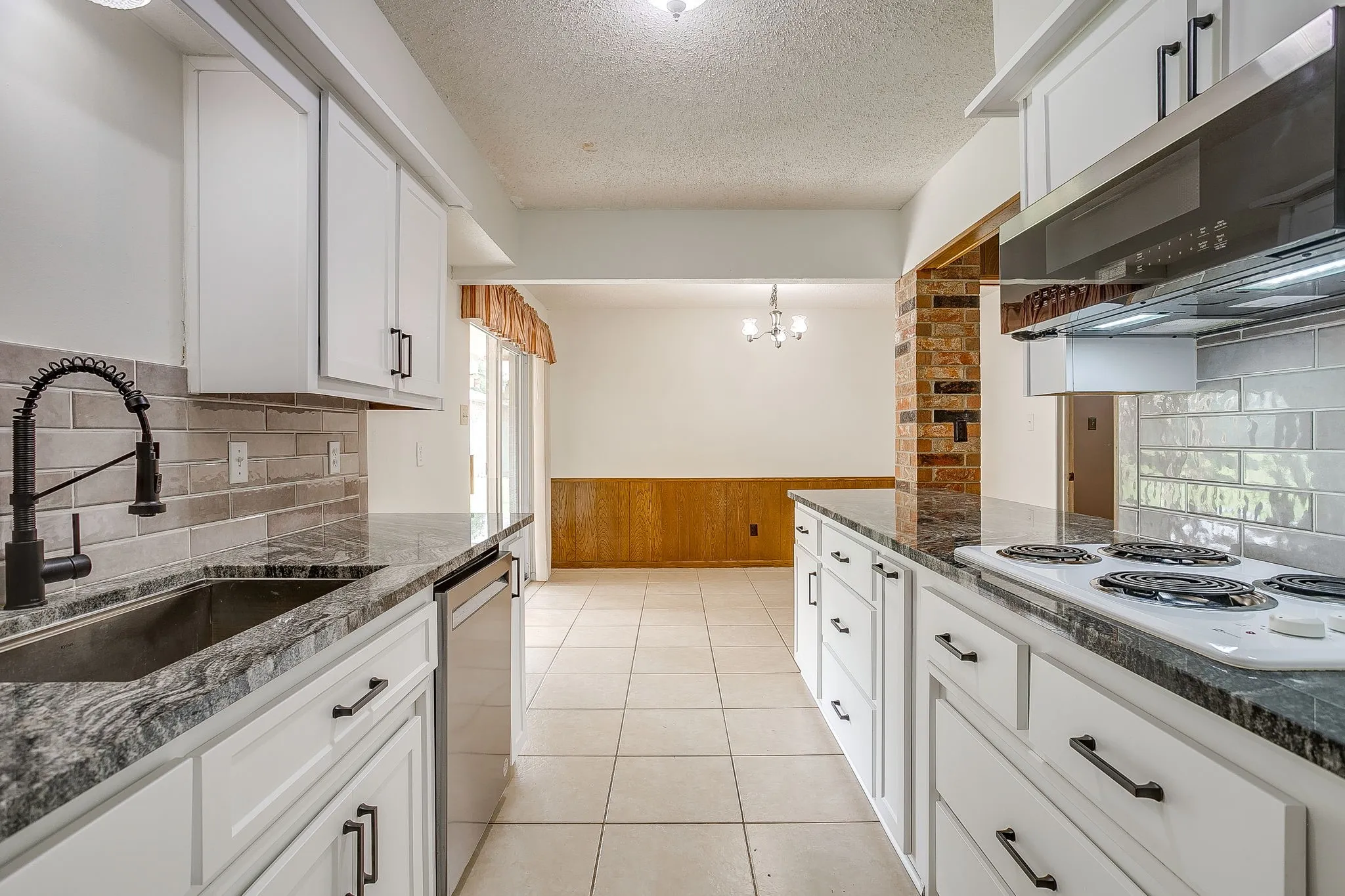 Single Family Residence For Sale in Ellis County , 209 Hillcrest Drive, Midlothian, Texas 76065, 3 Bedroom, 2 Bathroom, 2 Garage spaces, 1,552 Sqft, built in 1965, mls#21305908, Real Estate Agent in Midlothian, Homes For Sale in Ellis county, Homes For Sale in Midlothian, Realtor in Midlothian Texas, Real Estate Brokerage Independent Realty Texas, Luminita Cordes Realtor